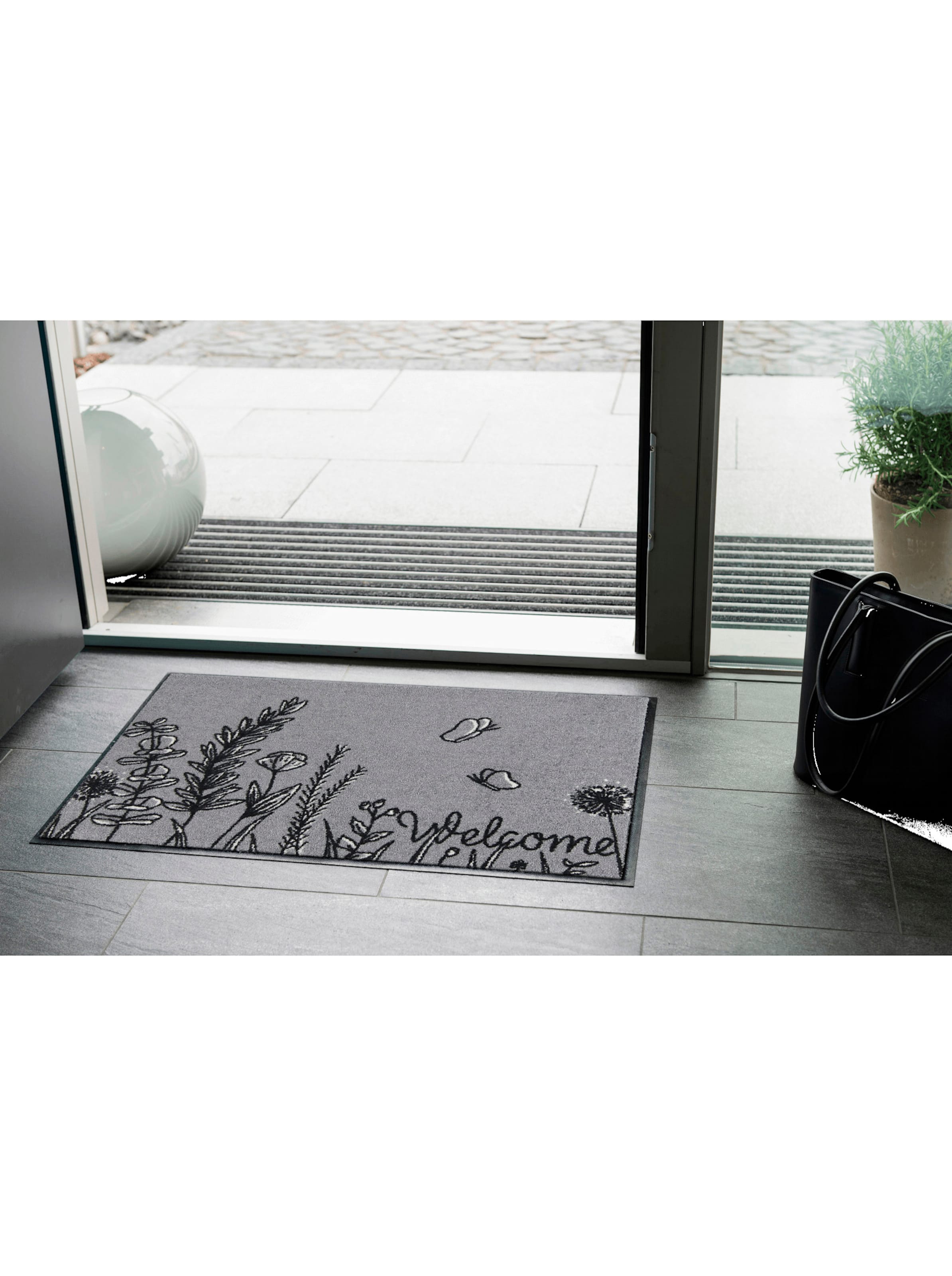 Strap On günstig Kaufen-Fußmatte in grau von Salonloewe. Fußmatte in grau von Salonloewe <![CDATA[Fußmatte Mit zartem Wiesengräser- und Schmetterlingsmotiv. Made in Germany. Äußerst strapazierfähig und pflegeleicht. Für den Innen- und überdachten Außenbereich g