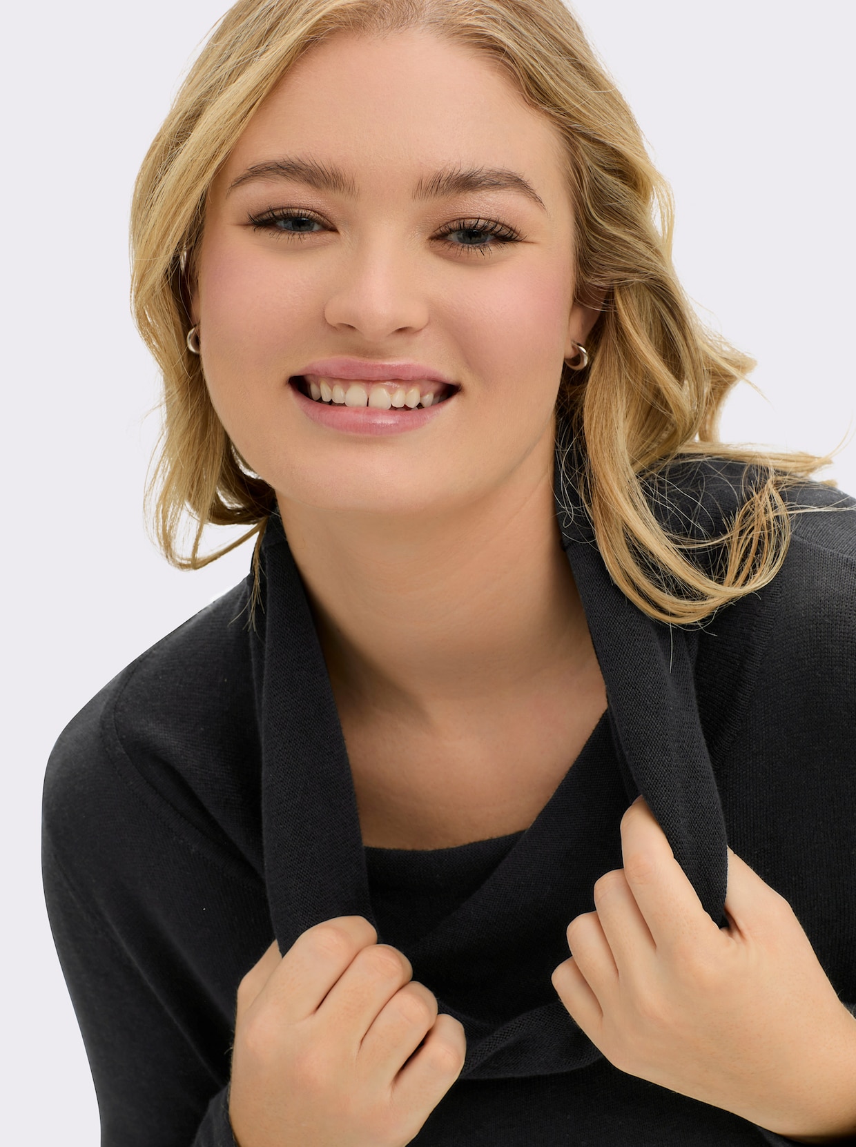 Rollkragenpullover aus Viskose-Baumwoll-Mischung - schwarz-weiß-gemustert