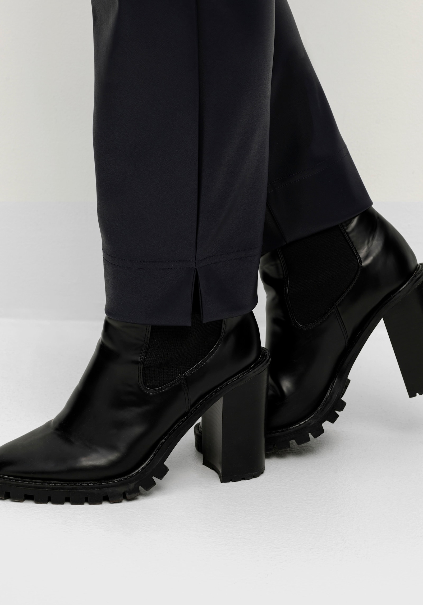 Lederimitathose in schmaler Schnittform - marine