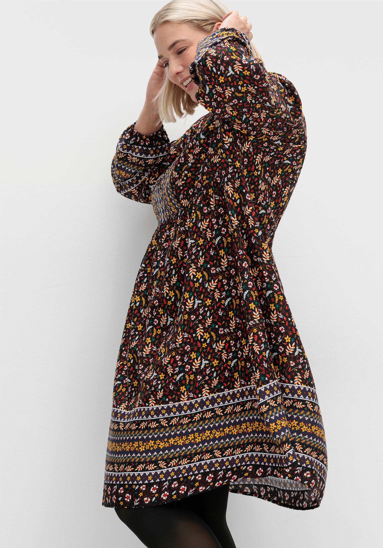 Druckkleid mit Bordüren-Dessin - schwarz-rotbraun-bedruckt
