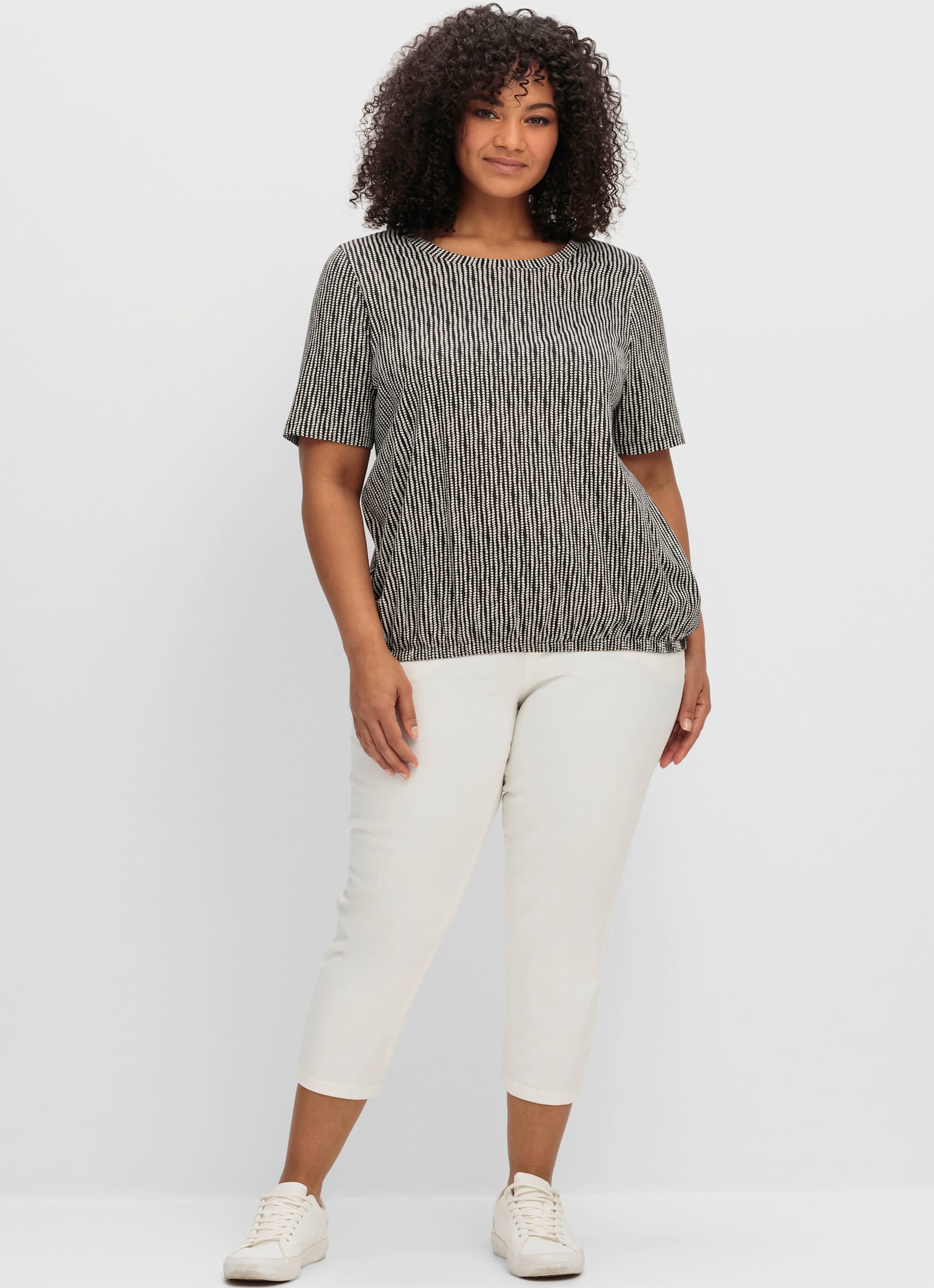 sheego Kurzarmshirt mit Minimal-Alloverdruck und Gummizugbund - schwarz-gemustert