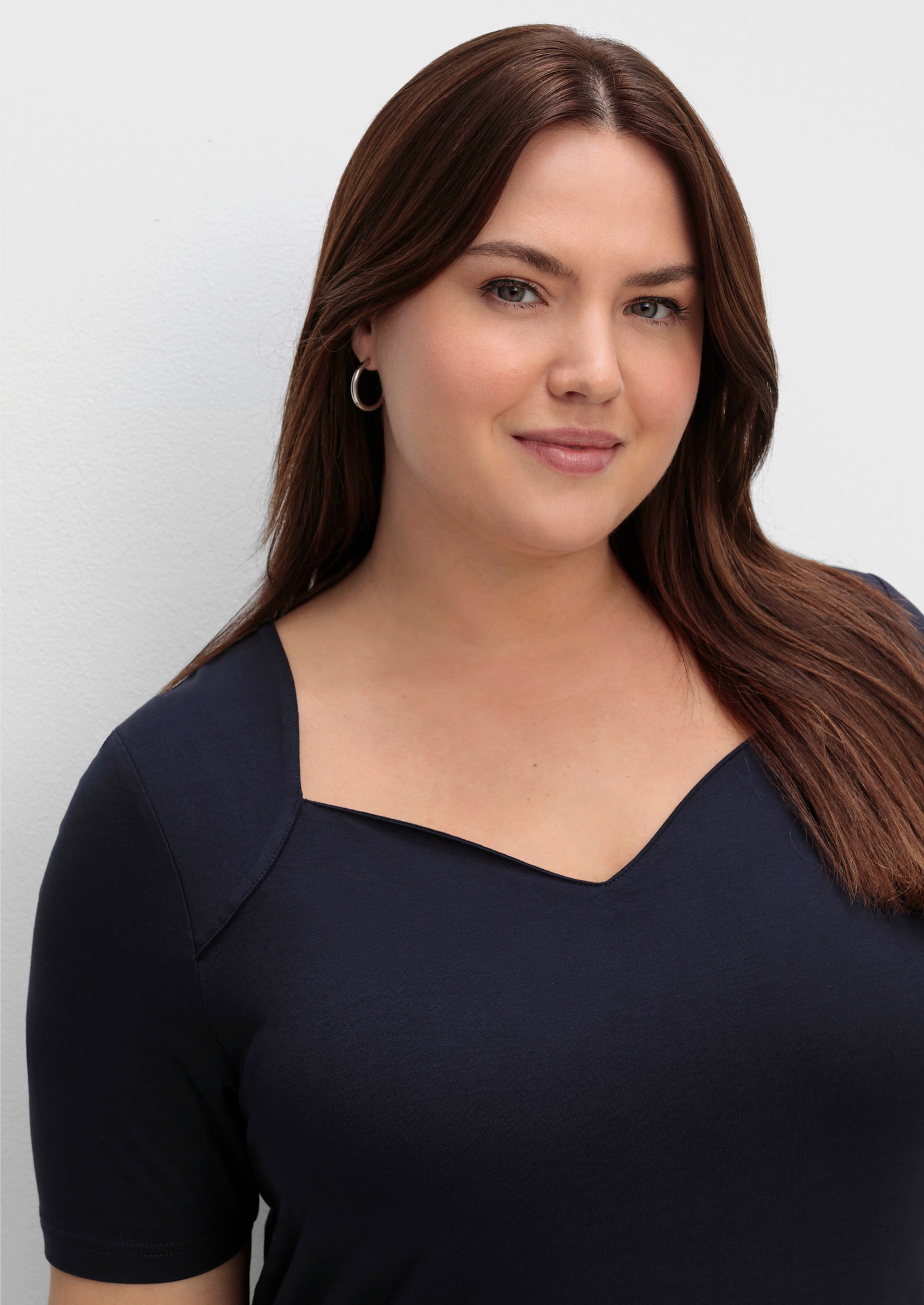 sheego T-Shirt mit herzförmigem Ausschnitt - tiefblau