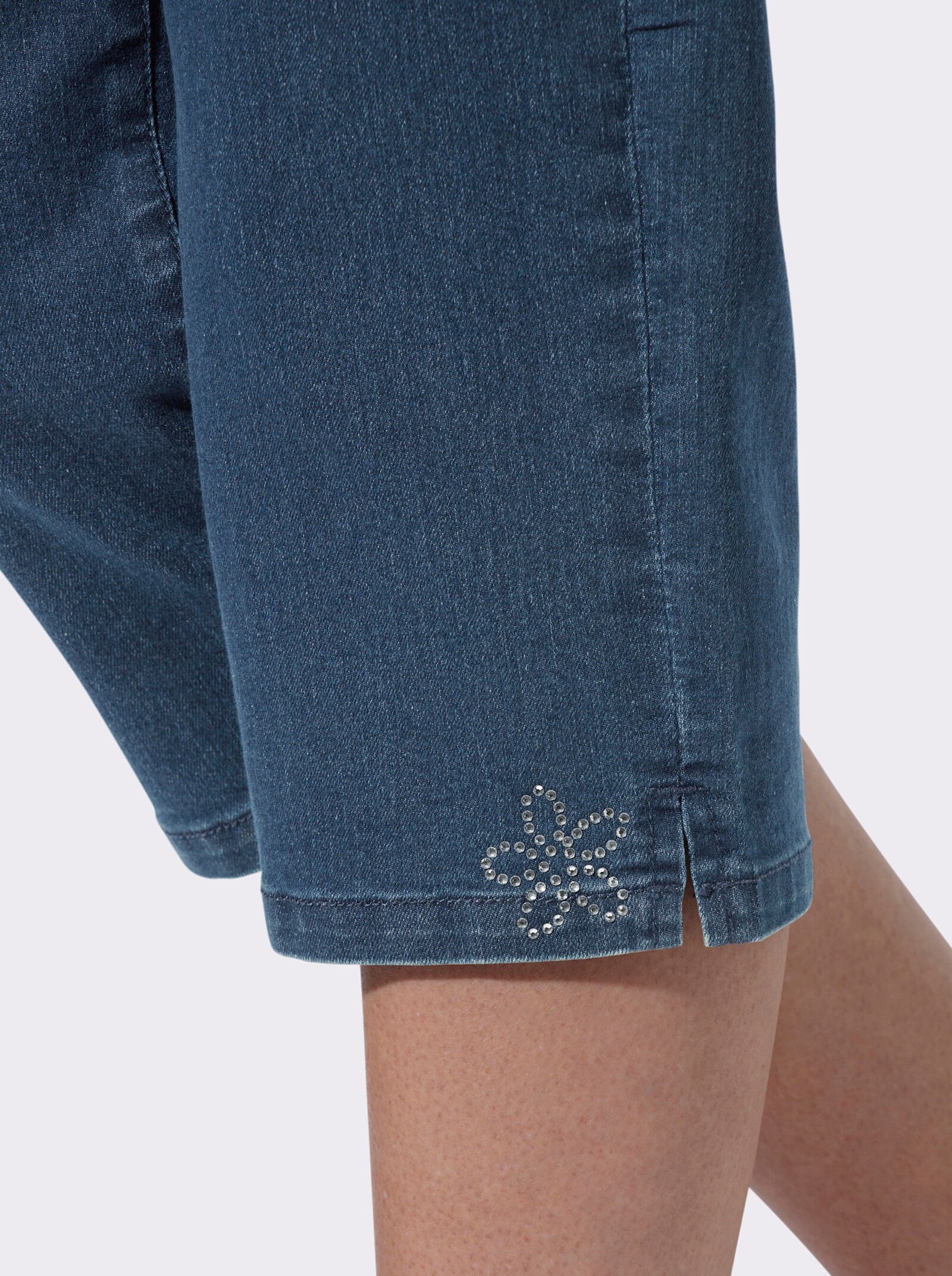 Caprijeans mit Glitzersteinchen-Deko - blue-stone-washed