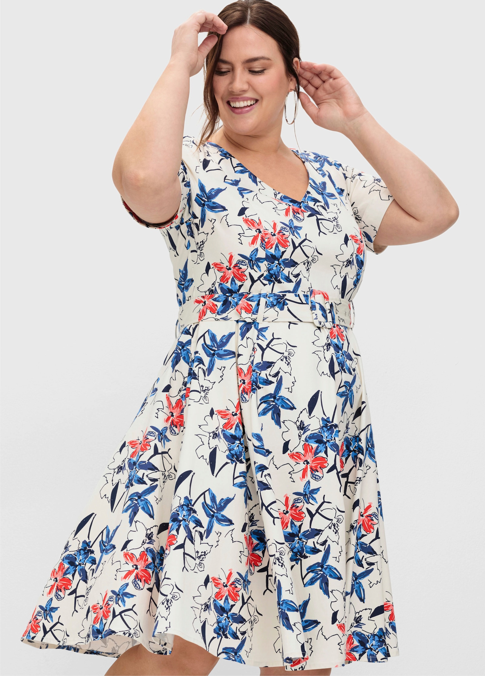 sheego Robe de cocktail avec imprimé floral et ceinture en tissu - couleur ivoire imprimé