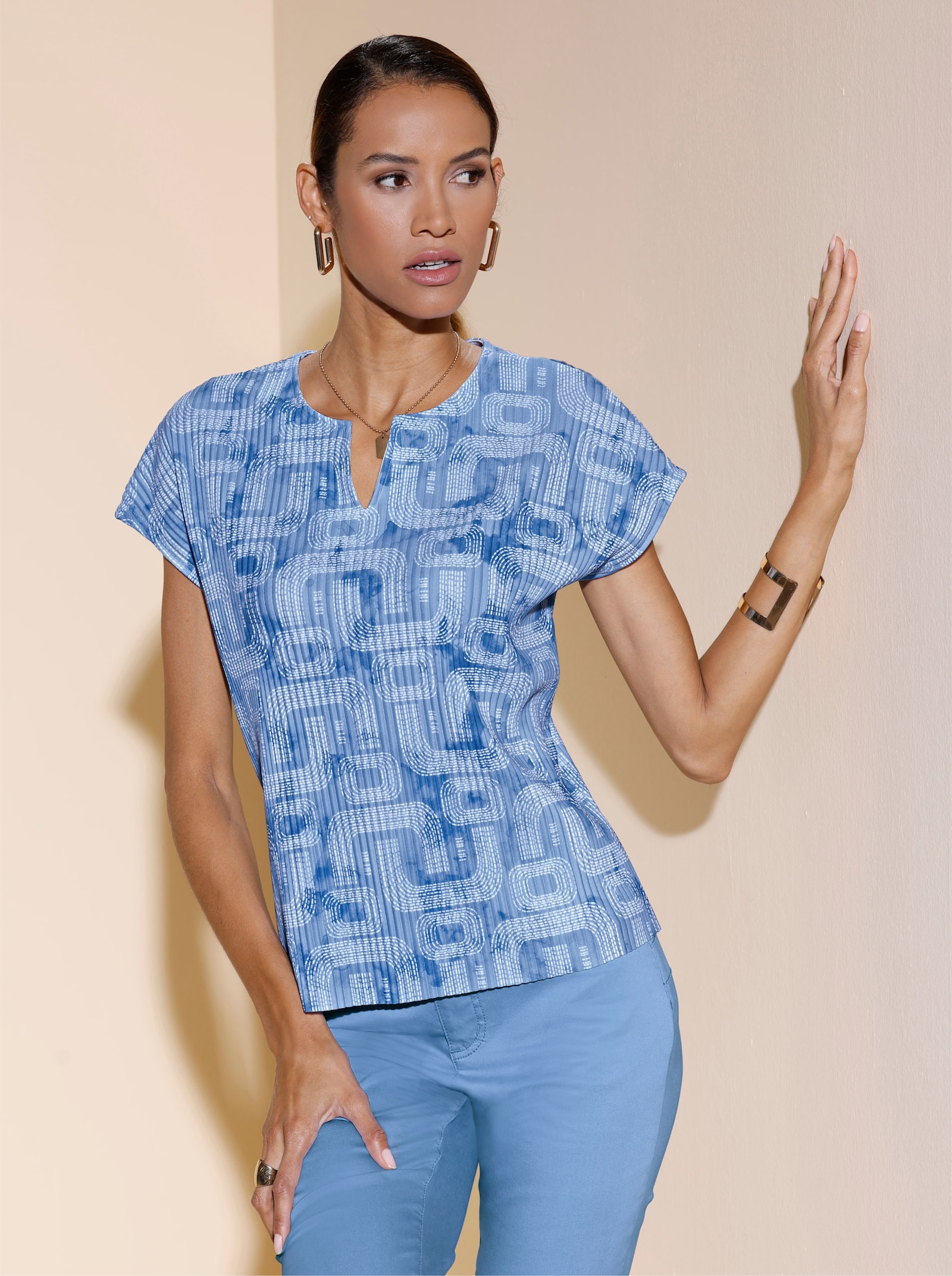 Plissee-Shirt mit Grafikdruck - himmelblau-ecru-bedruckt