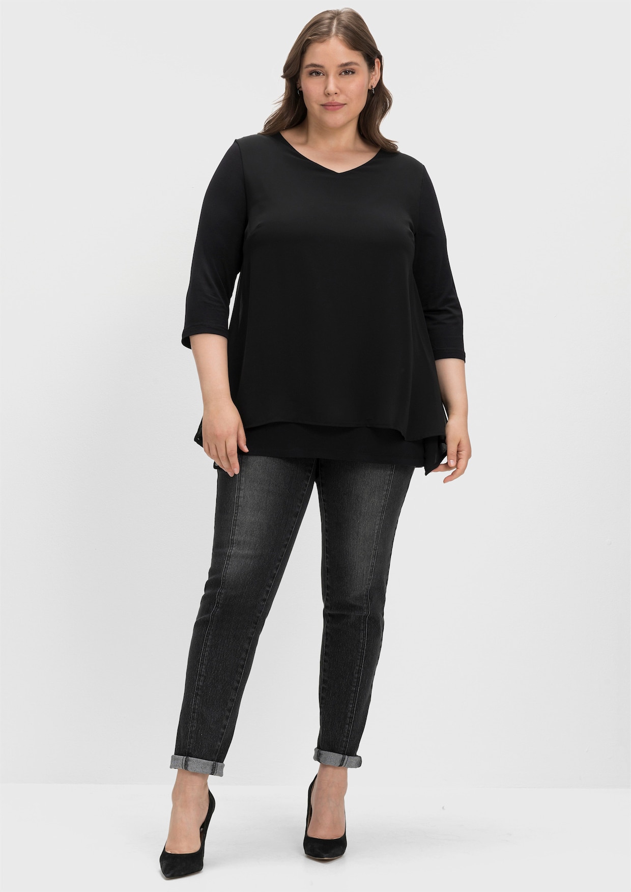 sheego Blusenshirt mit Zipfelsaum - schwarz