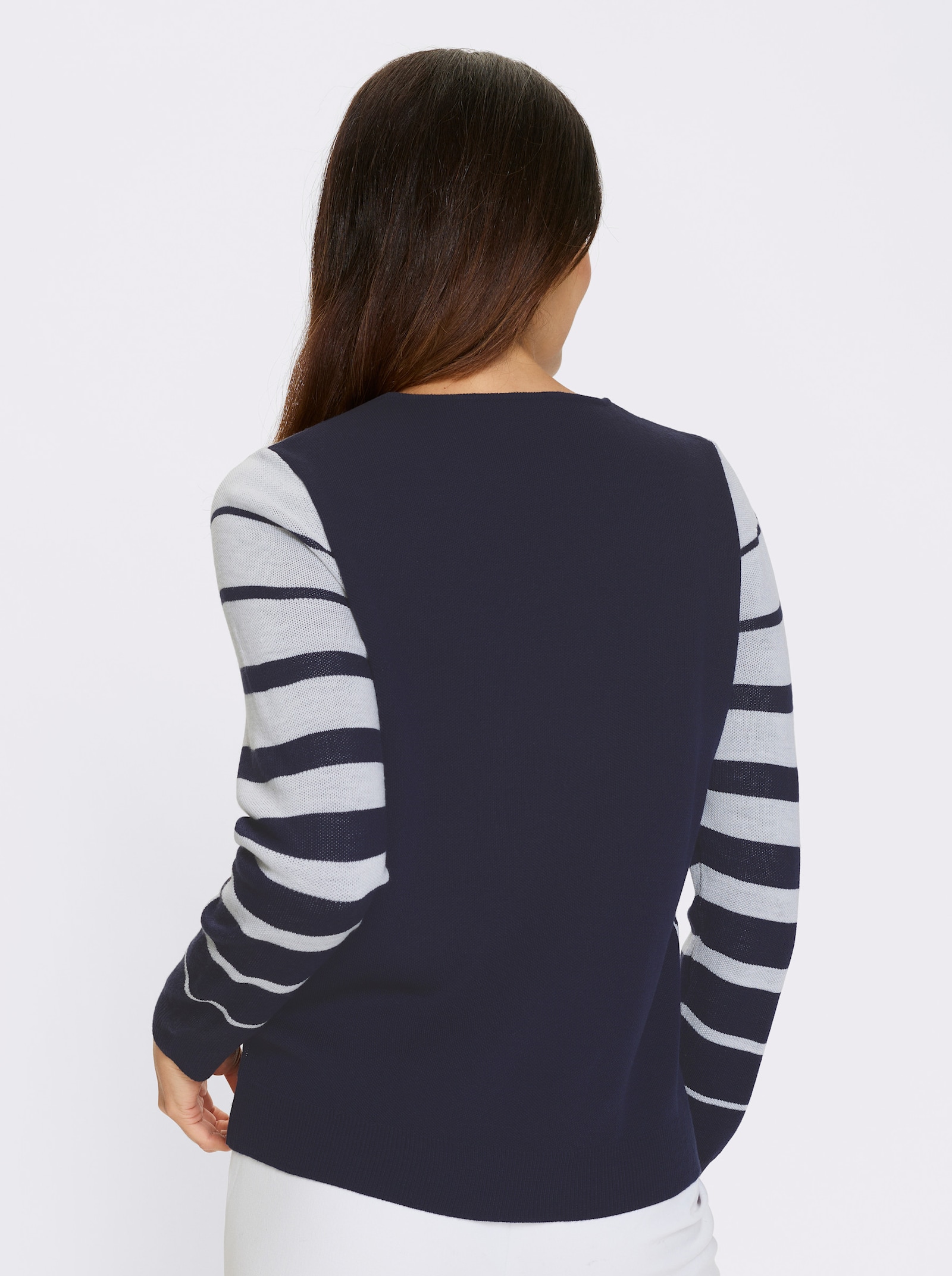 Svetr s výstřihem do V a proužkovaným vzorem - námořnická modrá-bílá-vzor