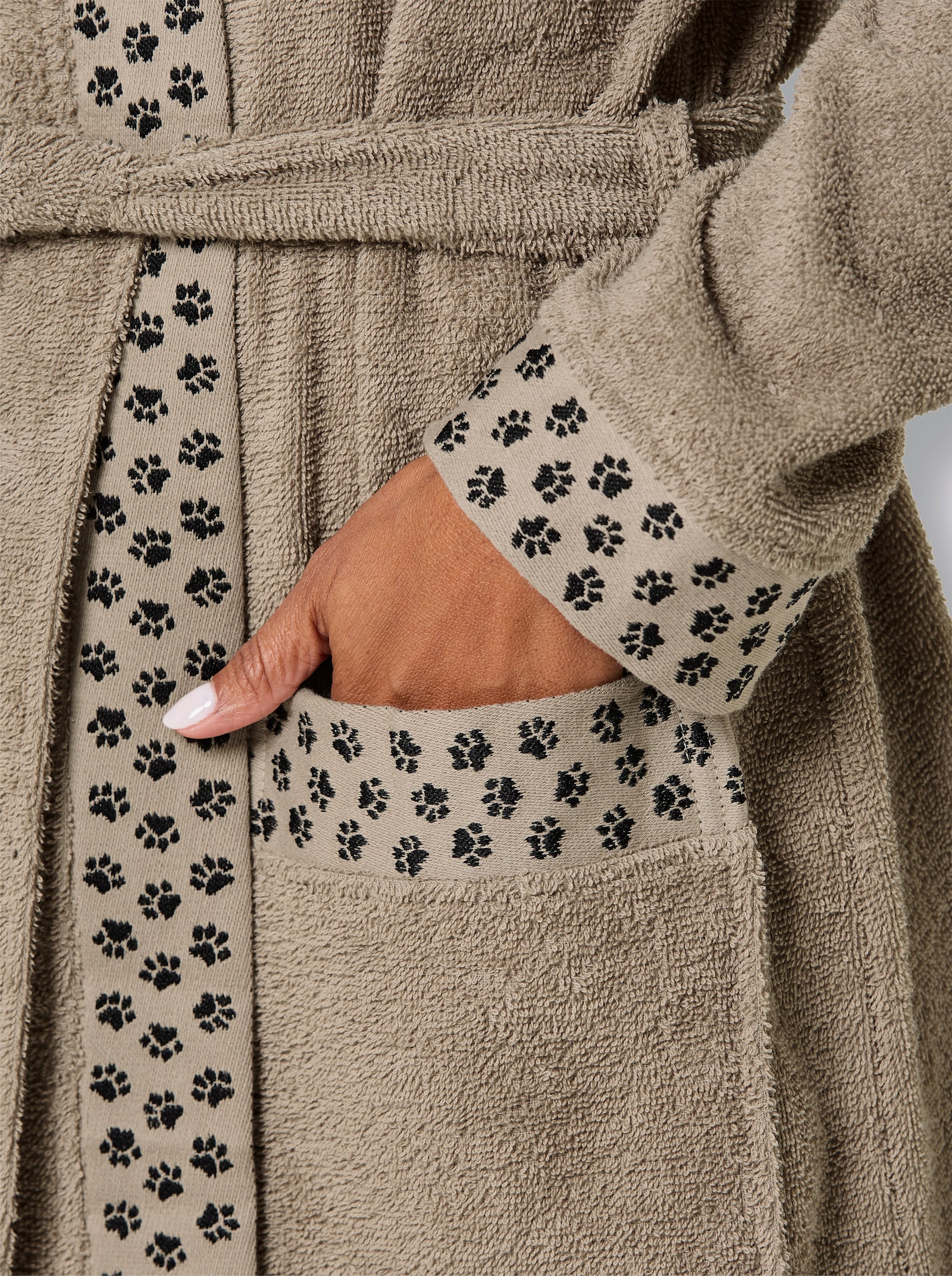 feel good Bademantel mit Pfötchen-Print und Dackel-Stickerei - beige-schwarz