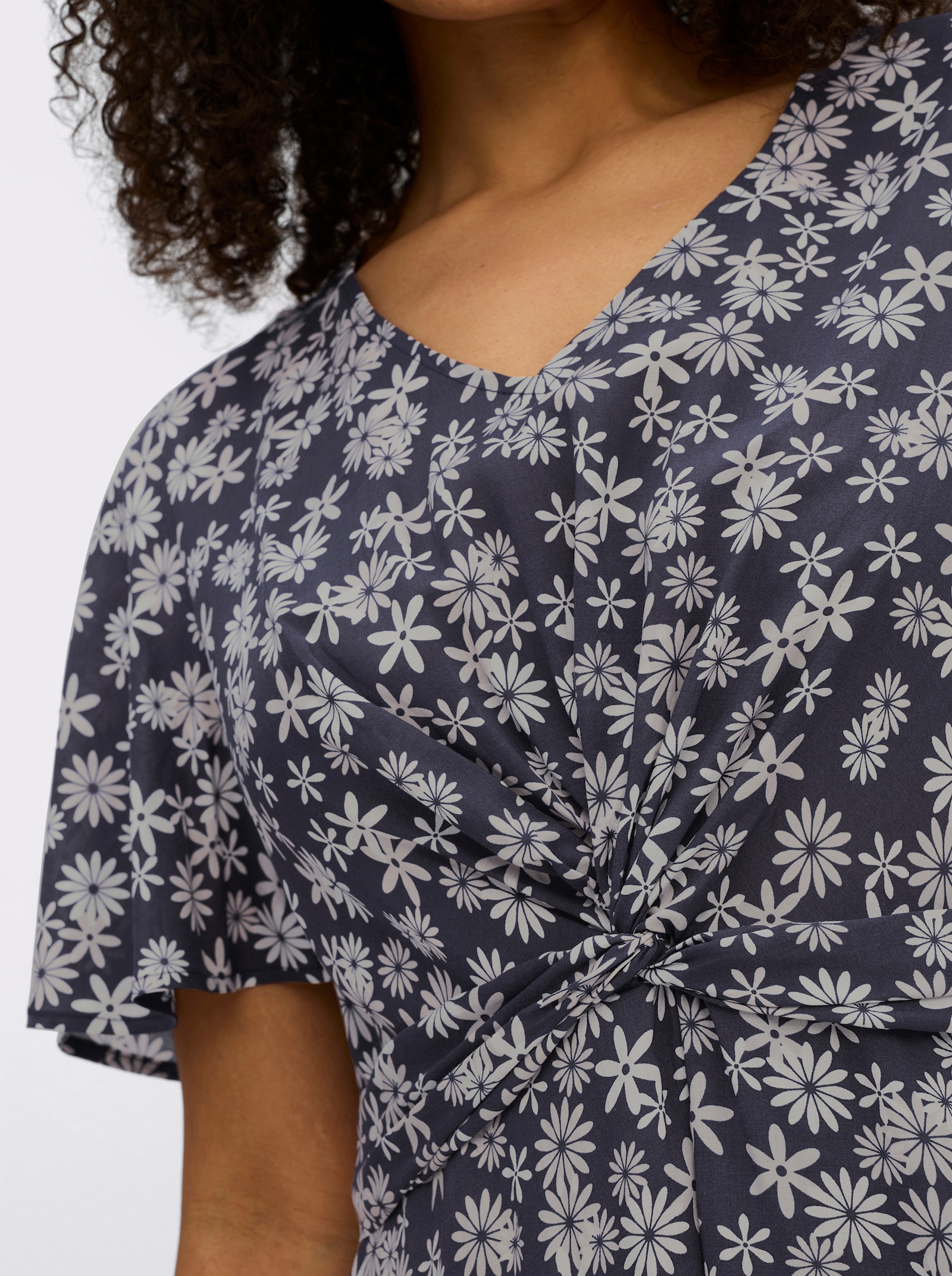 sheego Blumenkleid mit Knotendetail - tiefblau-champagner-bedruckt