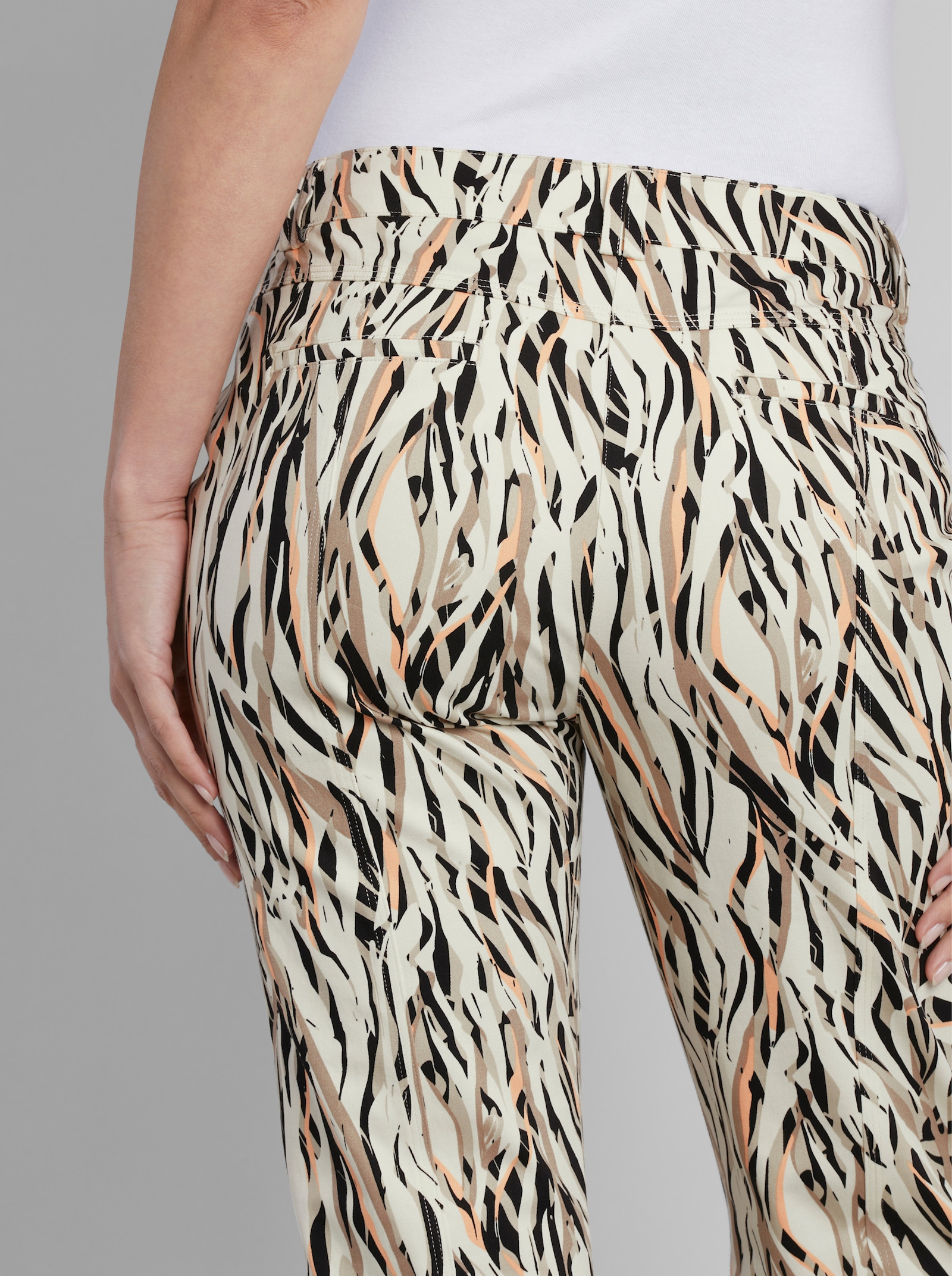 heine Druckhose in schmaler Form - champagner-schwarz-bedruckt