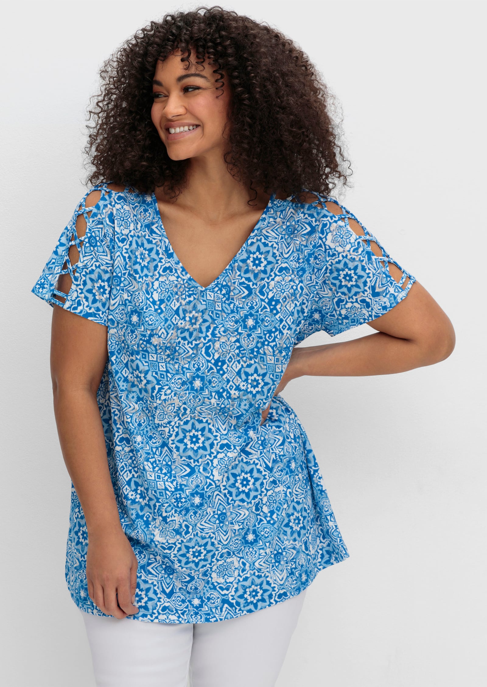 sheego Shirt met etskantprint en schoudersplitten - kobalt gedessineerd