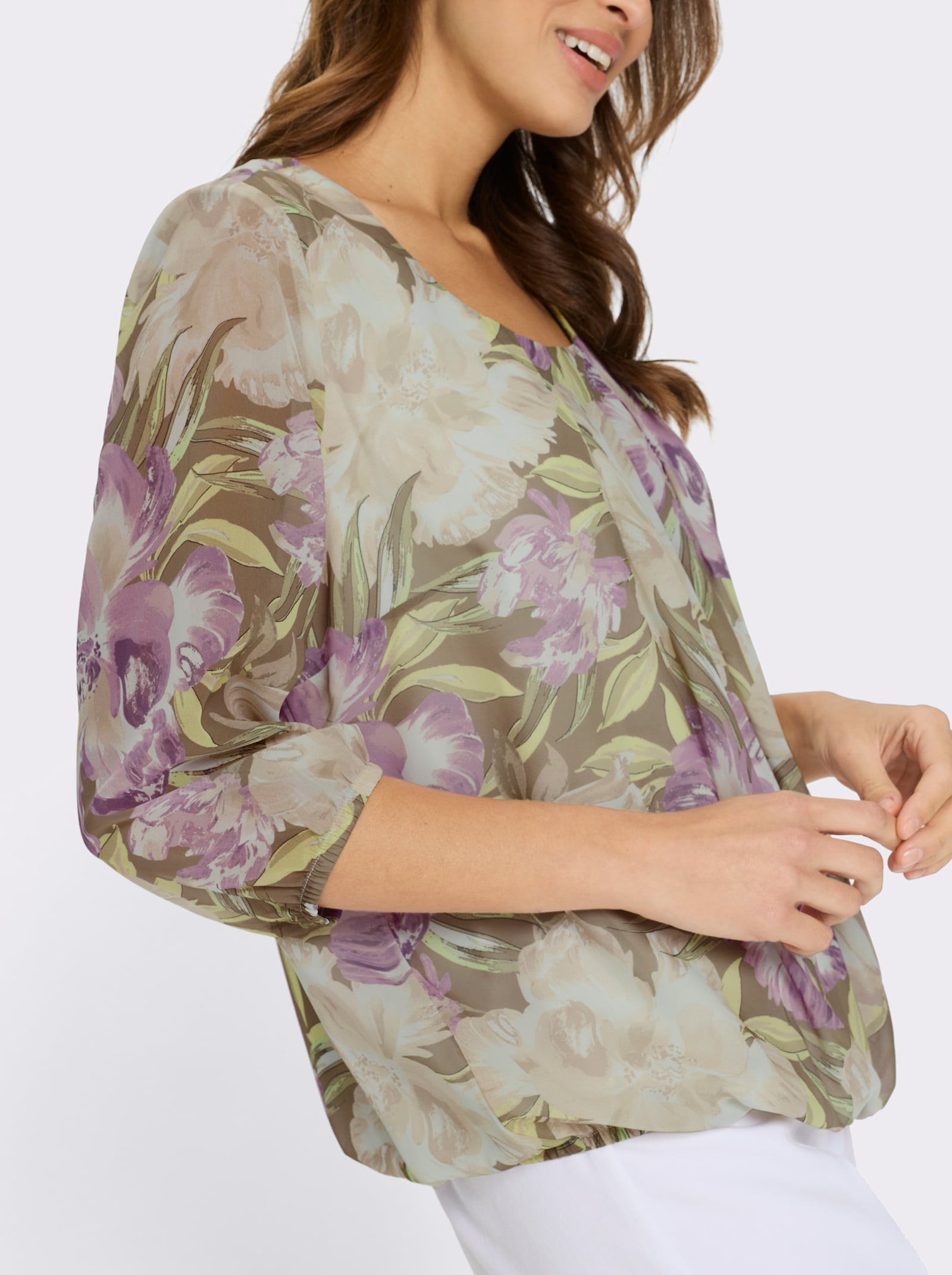 Žoržetová halenka s rukávy a dolním lemem staženými do gumičky - pistáciová-orchideová-potisk