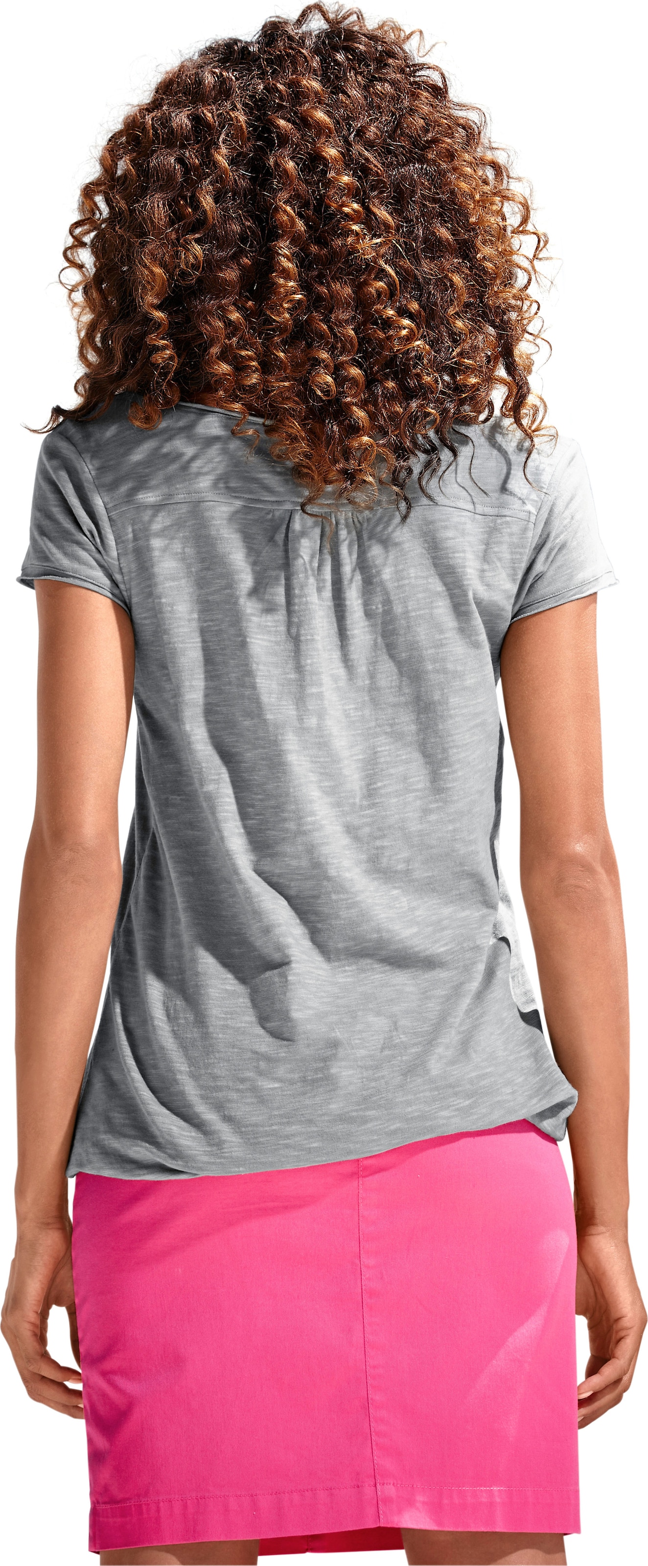 Spitzen Shirt  günstig Kaufen-Rundhals-Shirt in grau von heine. Rundhals-Shirt in grau von heine <![CDATA[Rundhals-Shirt Moderne Form mit Gummizugbund. Mit Spitzen-Details und schimmernden Knöpfen. Leichte Shirtware mit Flammé-Effekt.]]>. 