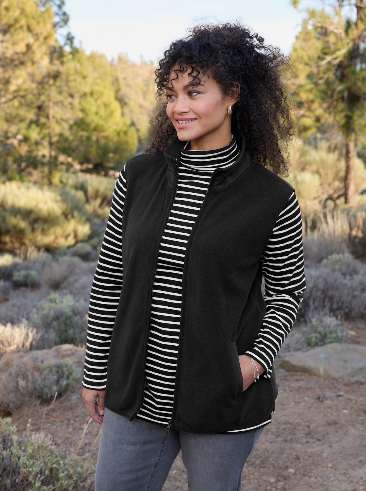 sheego Fleeceweste mit weiten Armlöchern - schwarz