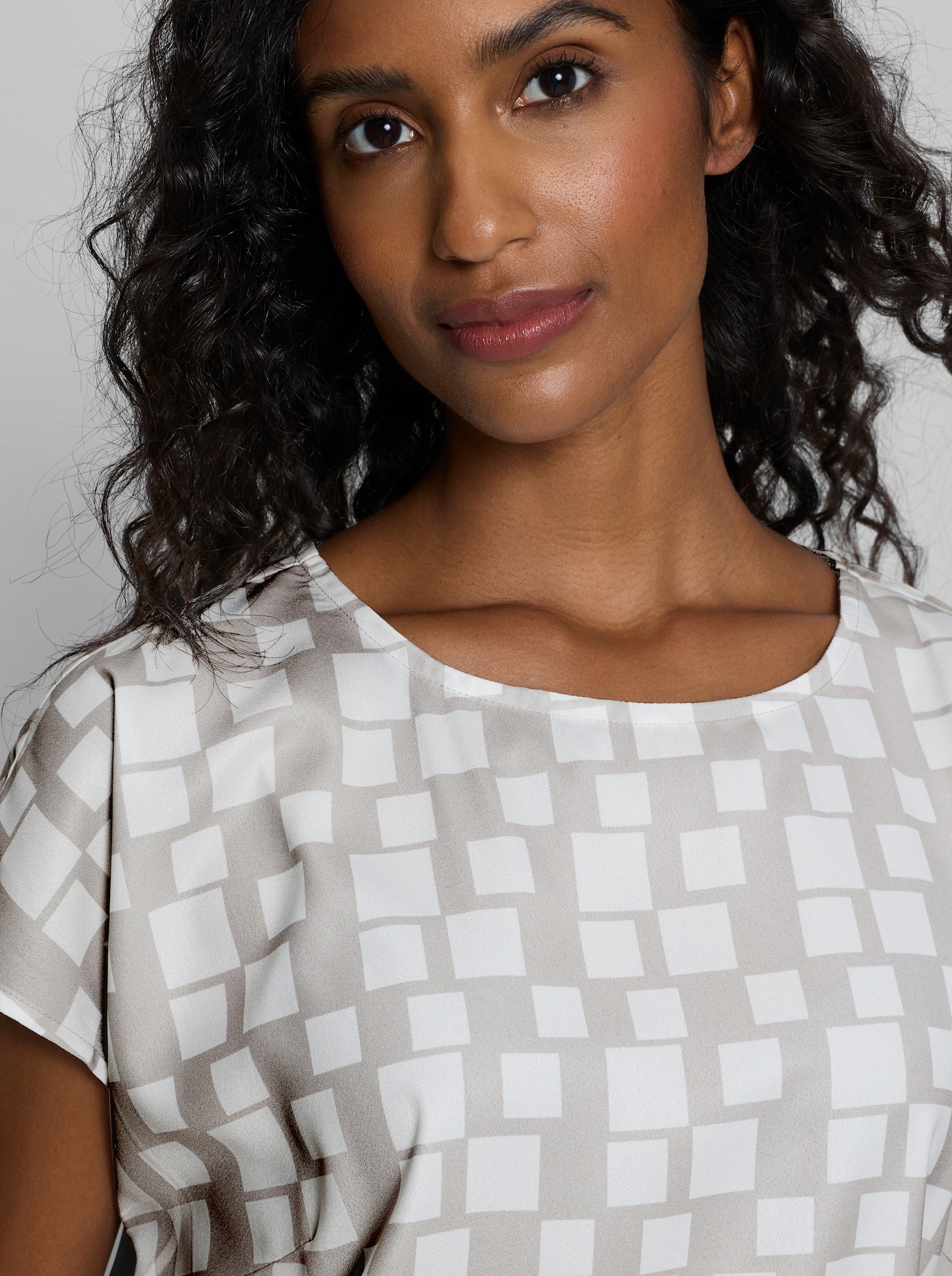heine Druckbluse mit Grafik-Print - hellgrau-ecru-bedruckt