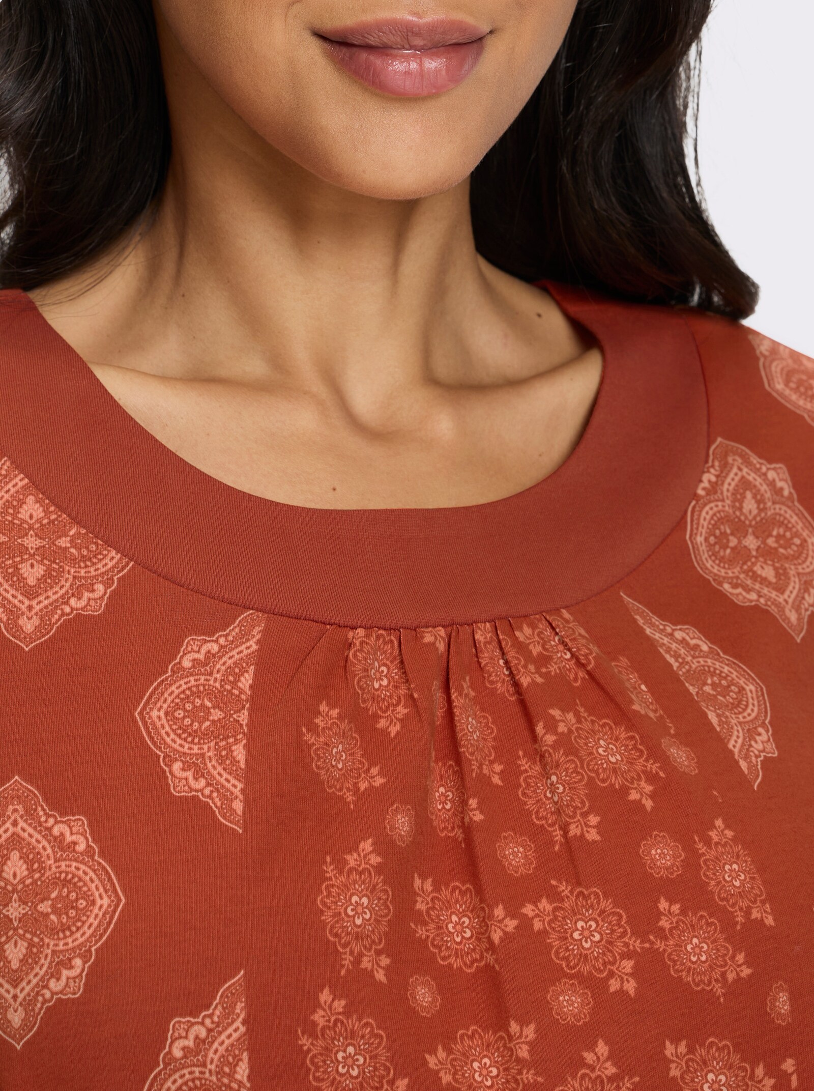 Longshirt mit gekräuseltem Rundhals-Ausschnitt - rostrot-apricot-bedruckt