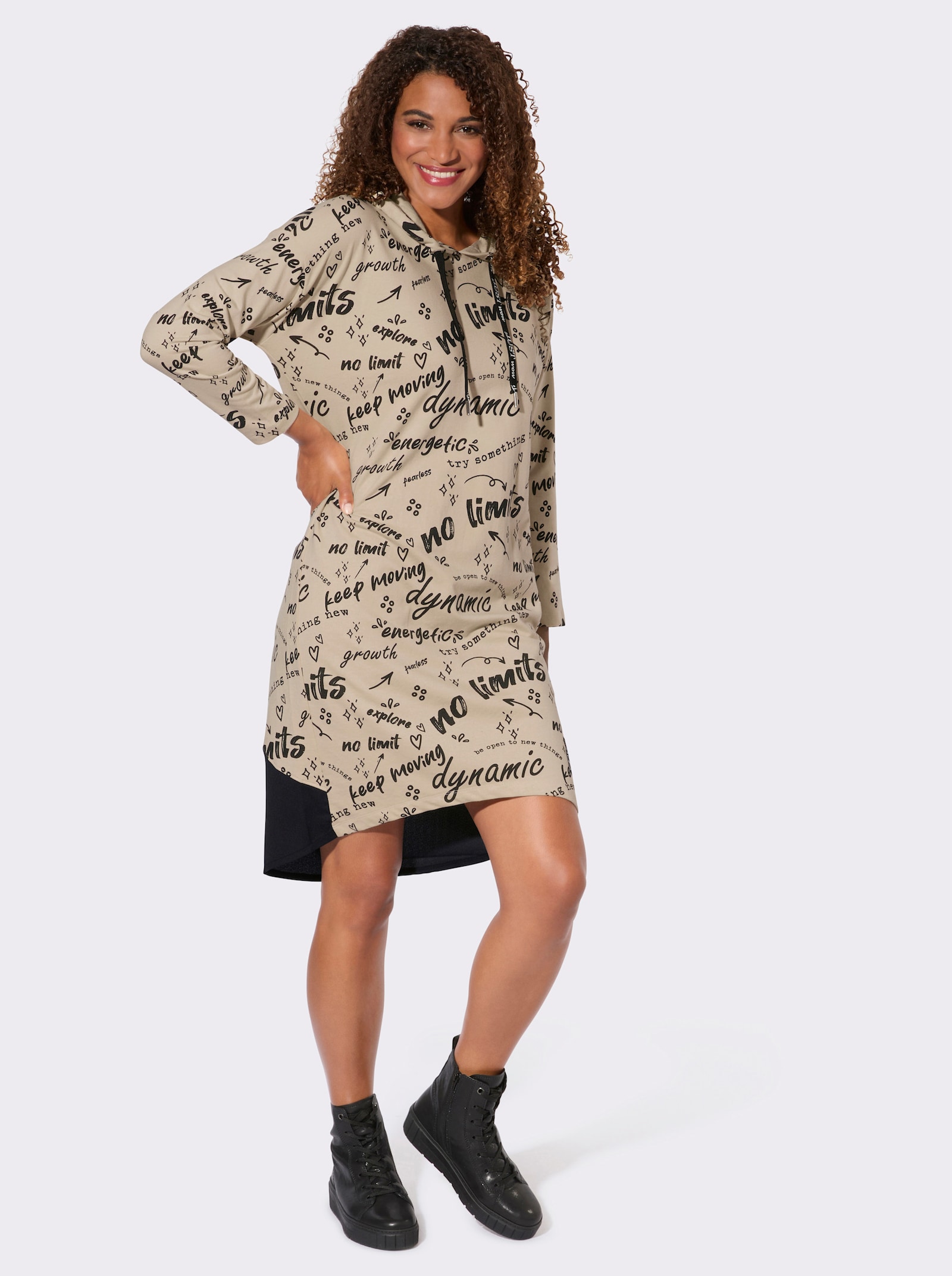 Hoodykleid mit Schriftzügen rundum - sand-schwarz-bedruckt