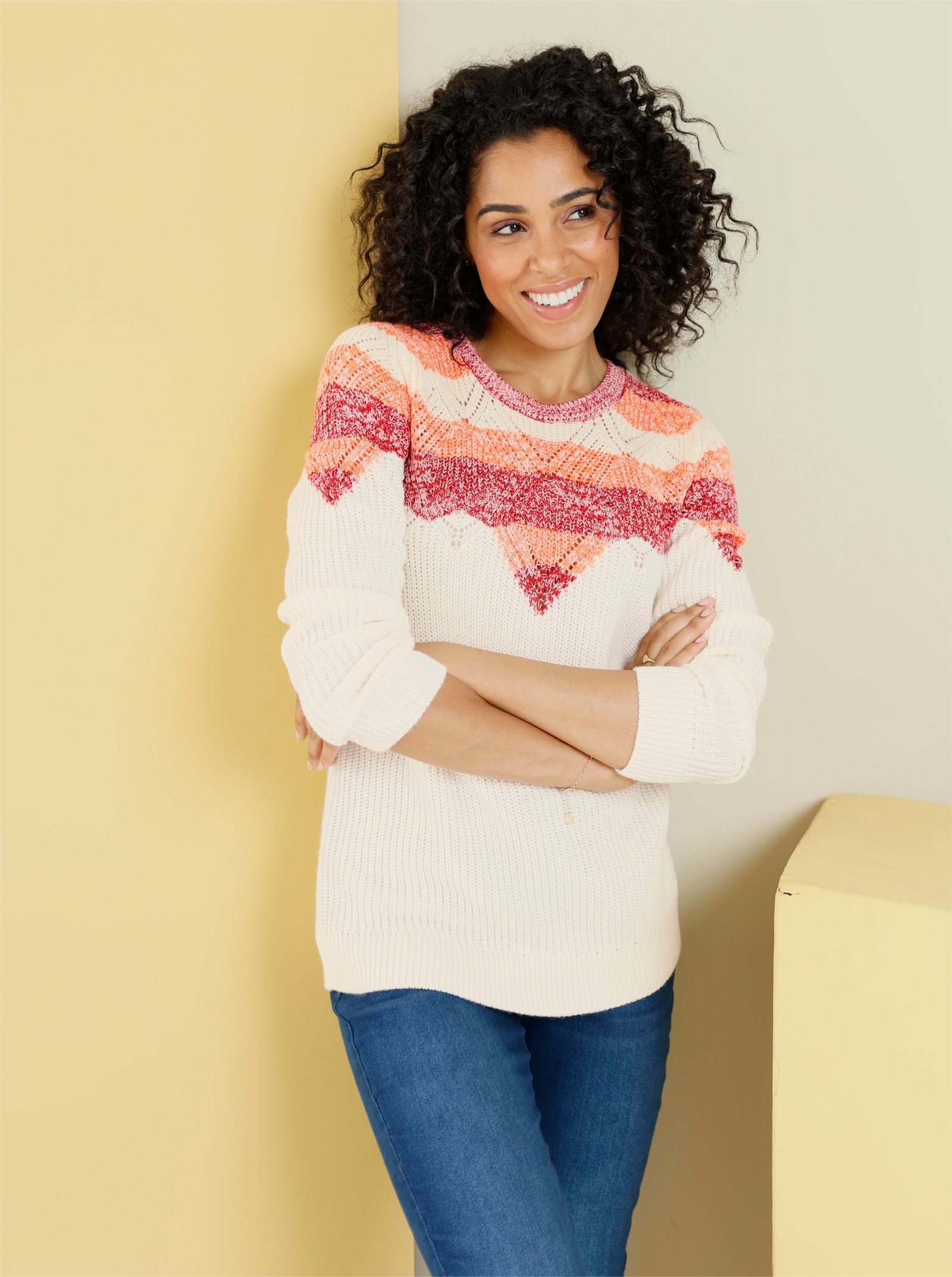 Svetr s dlouhým rukávem a vícebarevným pleteným vzorem - šampaňská-třešňová-vzor