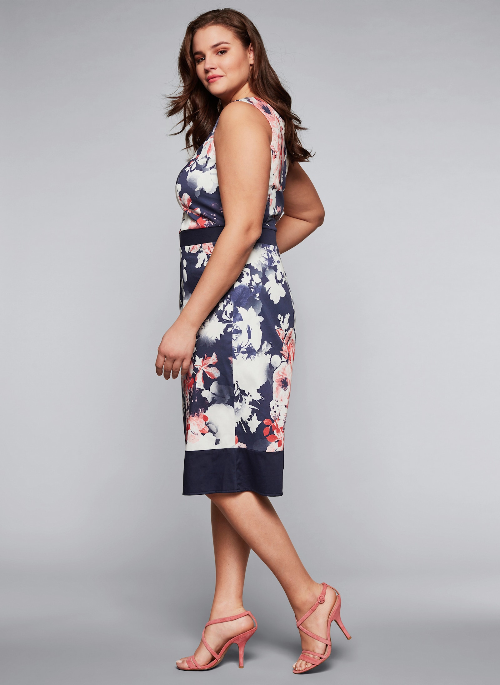 sheego Cocktailkleid in A-Linie, mit Blumendruck - marine bedruckt