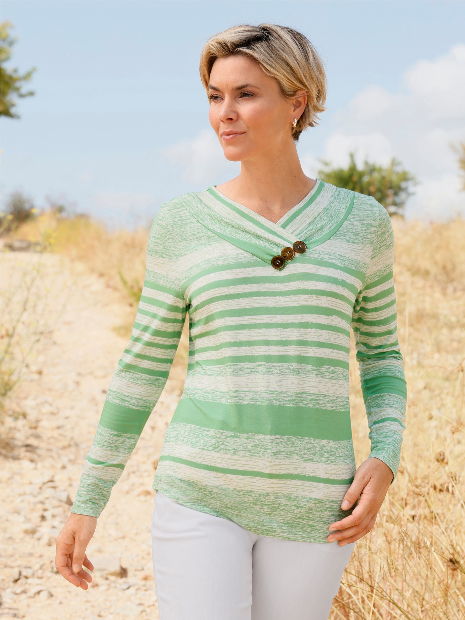 V-shirt met op dessin geplaatste print - appelgroen-ecru bedrukt