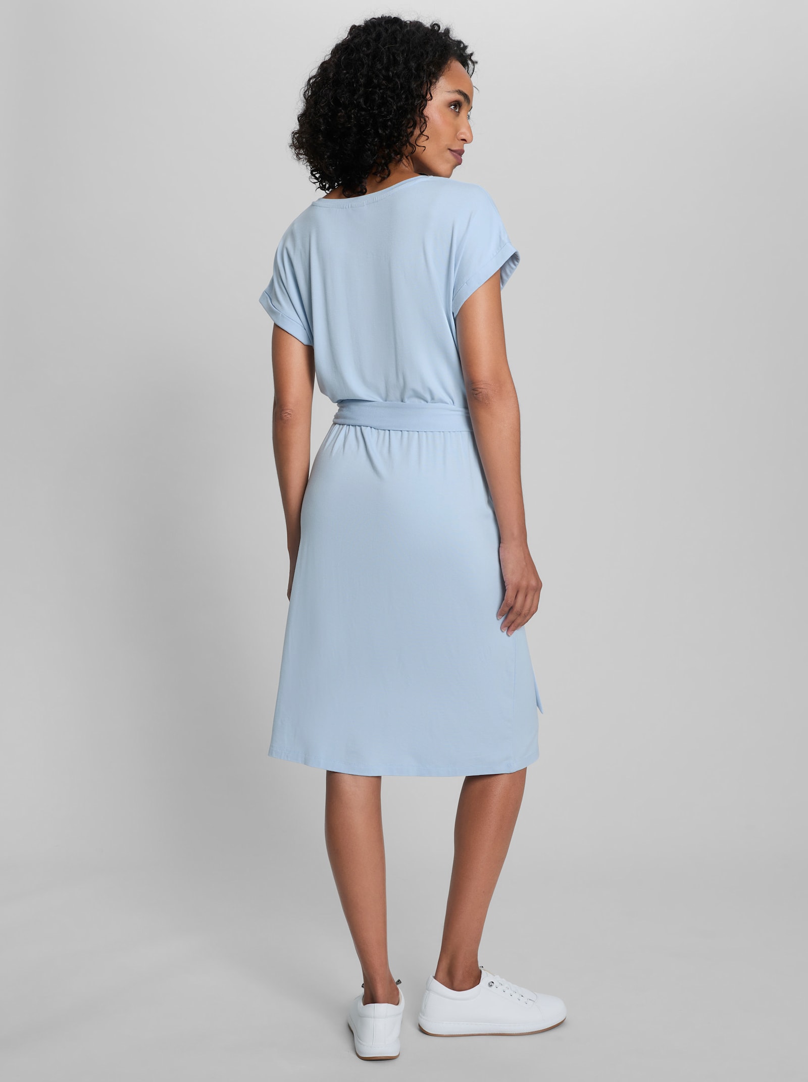 heine Jerseykleid mit Bindegürtel - hellblau