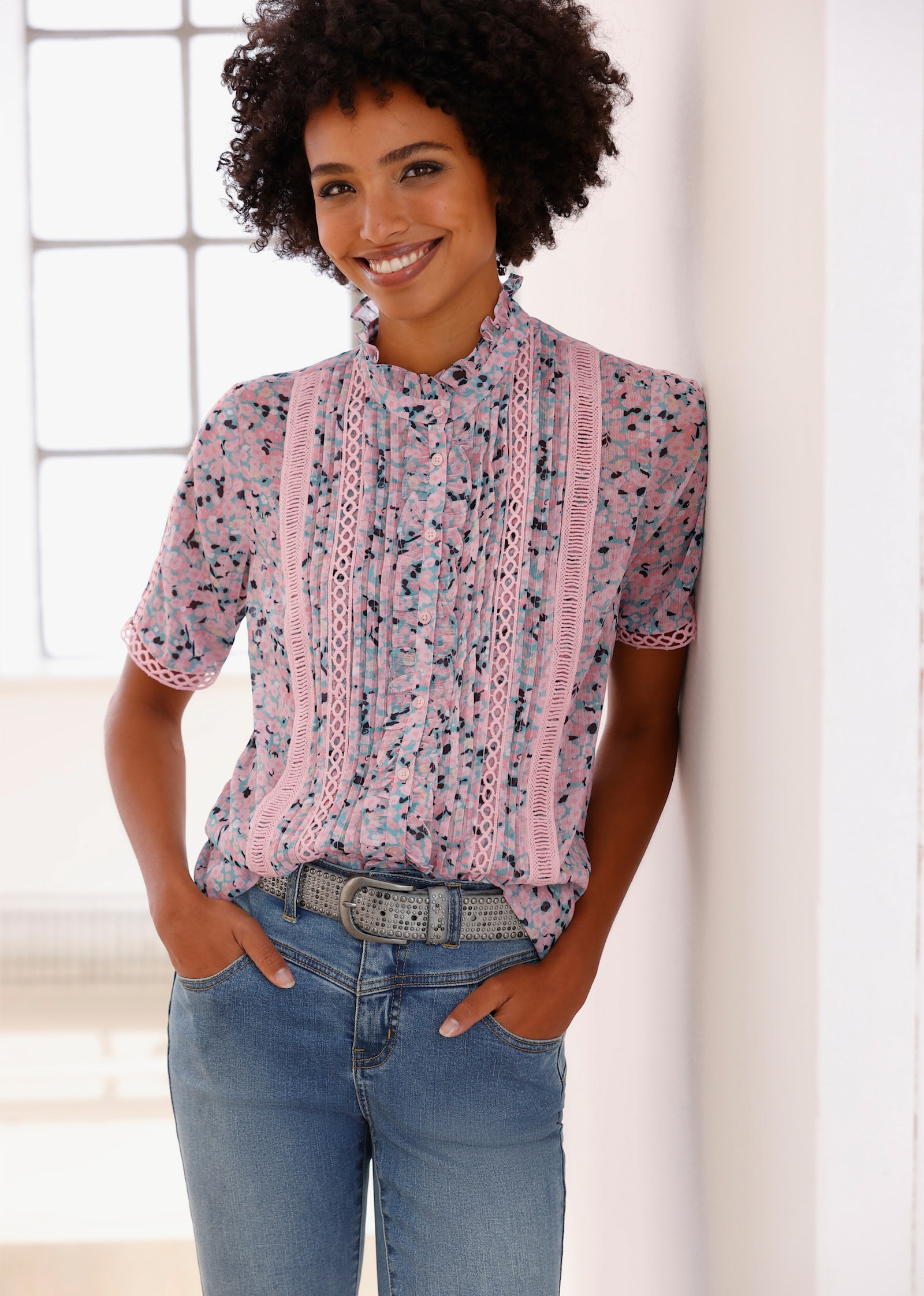 heine Kurzarm-Bluse mit Rüschen-Verzierung - bunt