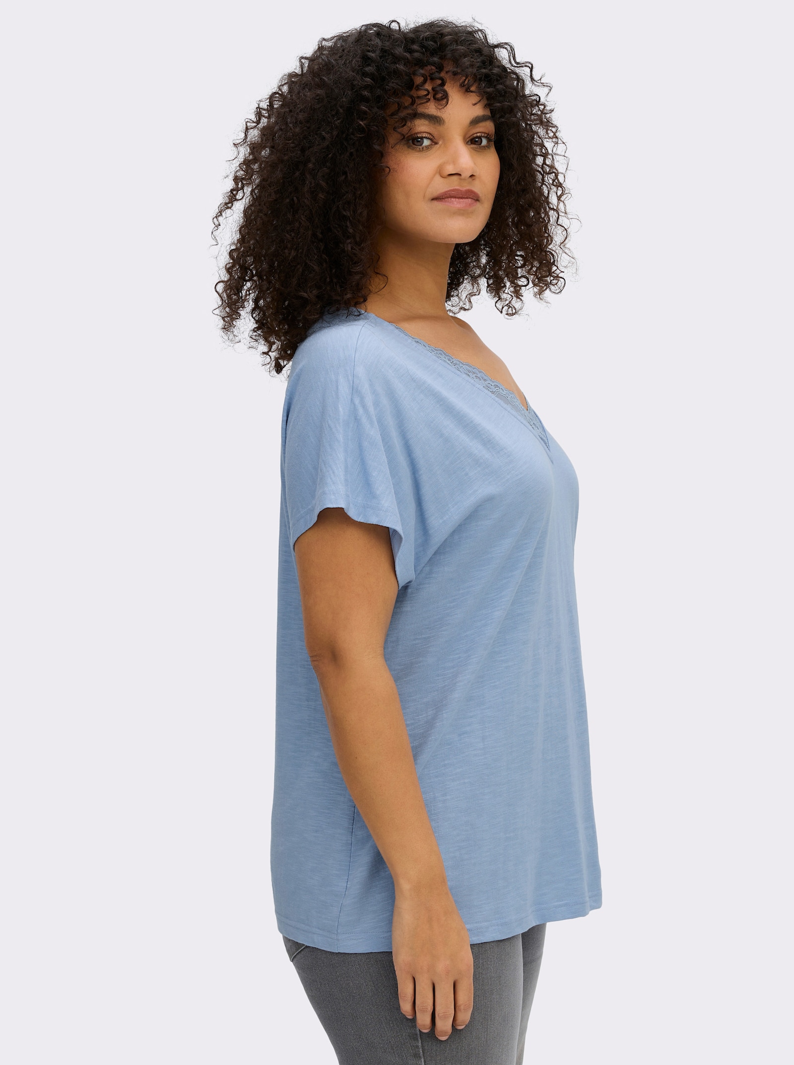 sheego V-Shirt mit Spitze am Ausschnitt - bleu