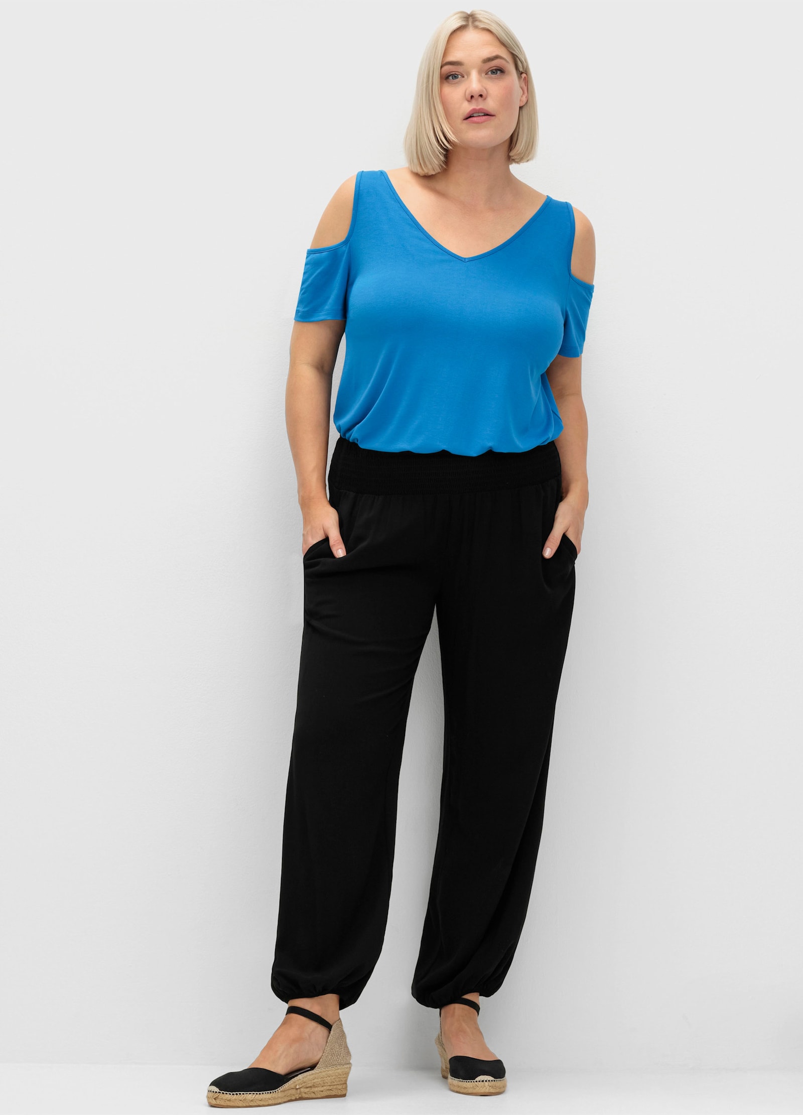 sheego V-Shirt im Off-Shoulder-Look - kobaltblau