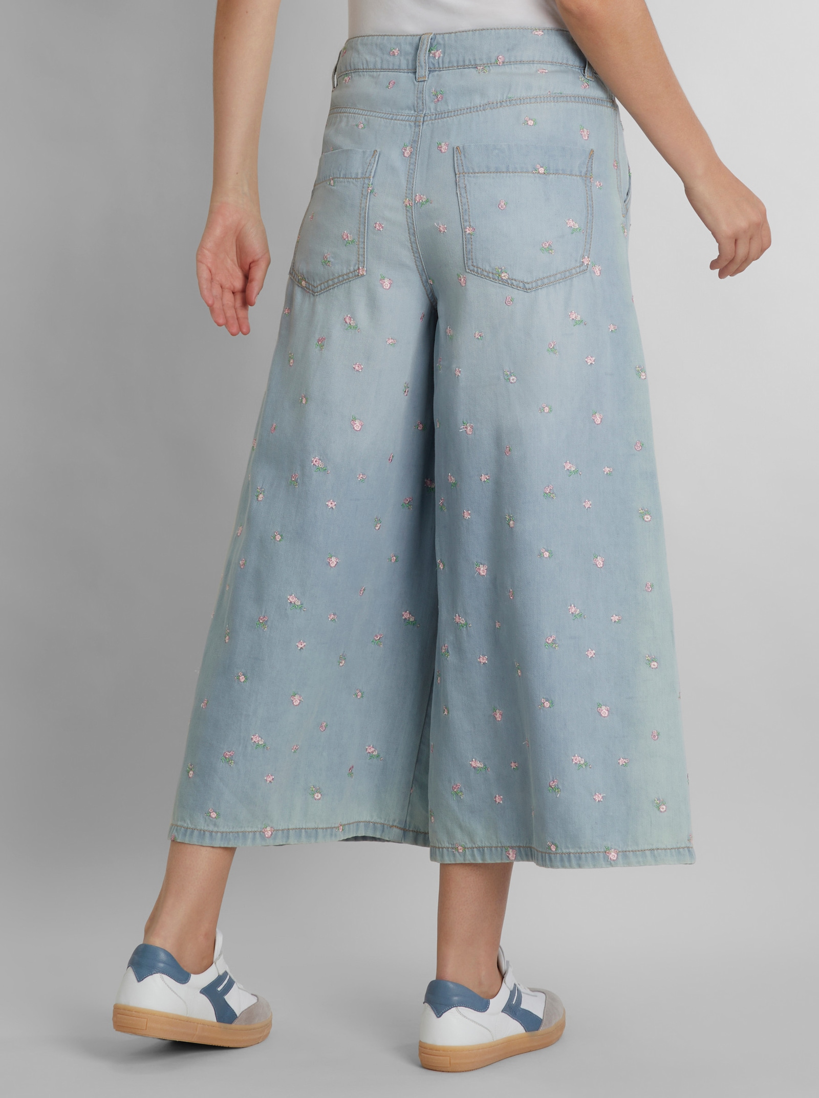 heine Jeans mit Blumenstickerei - blue-bleached-gemustert