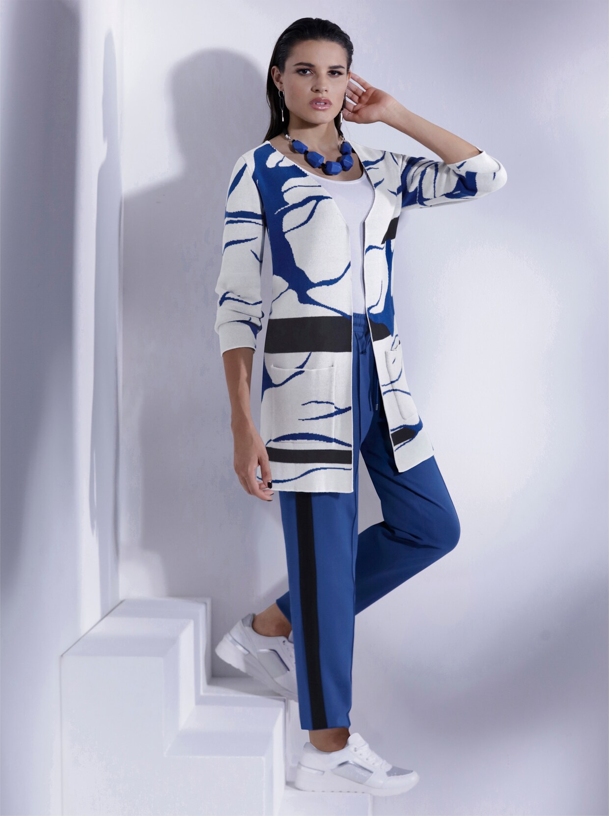 Strickjacke - ecru-royalblau-bedruckt