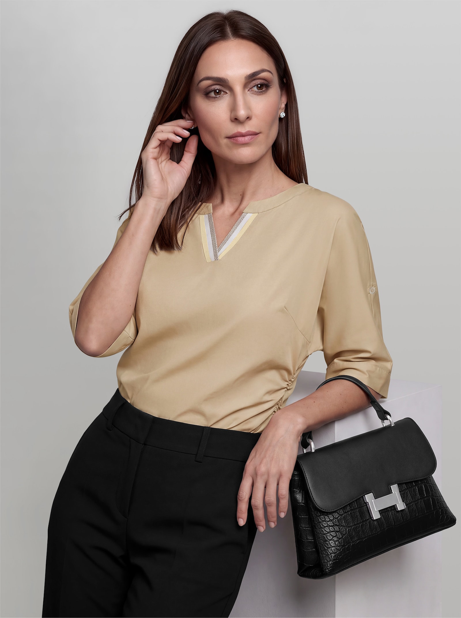 heine Baumwollbluse mit seitlicher Raffung - sand