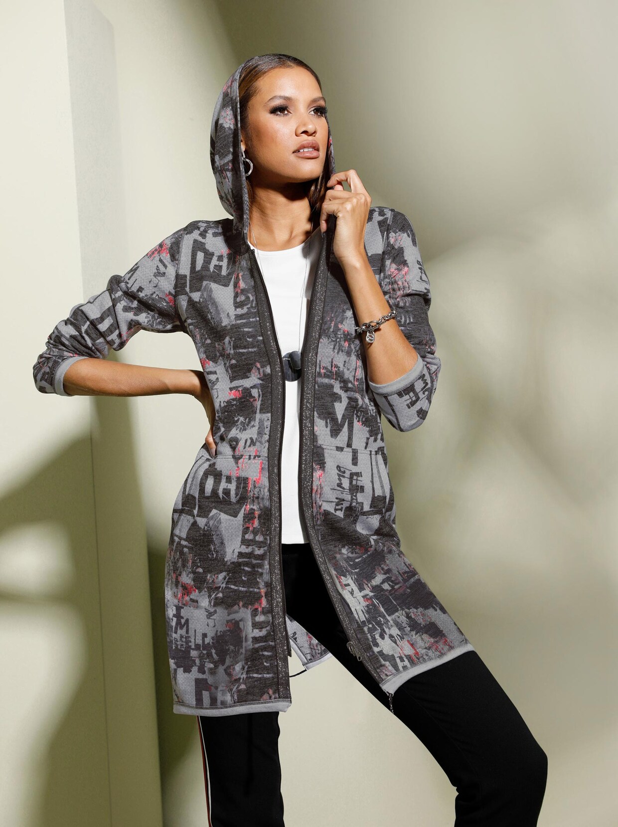 Strickjacke - ecru-schwarz-bedruckt