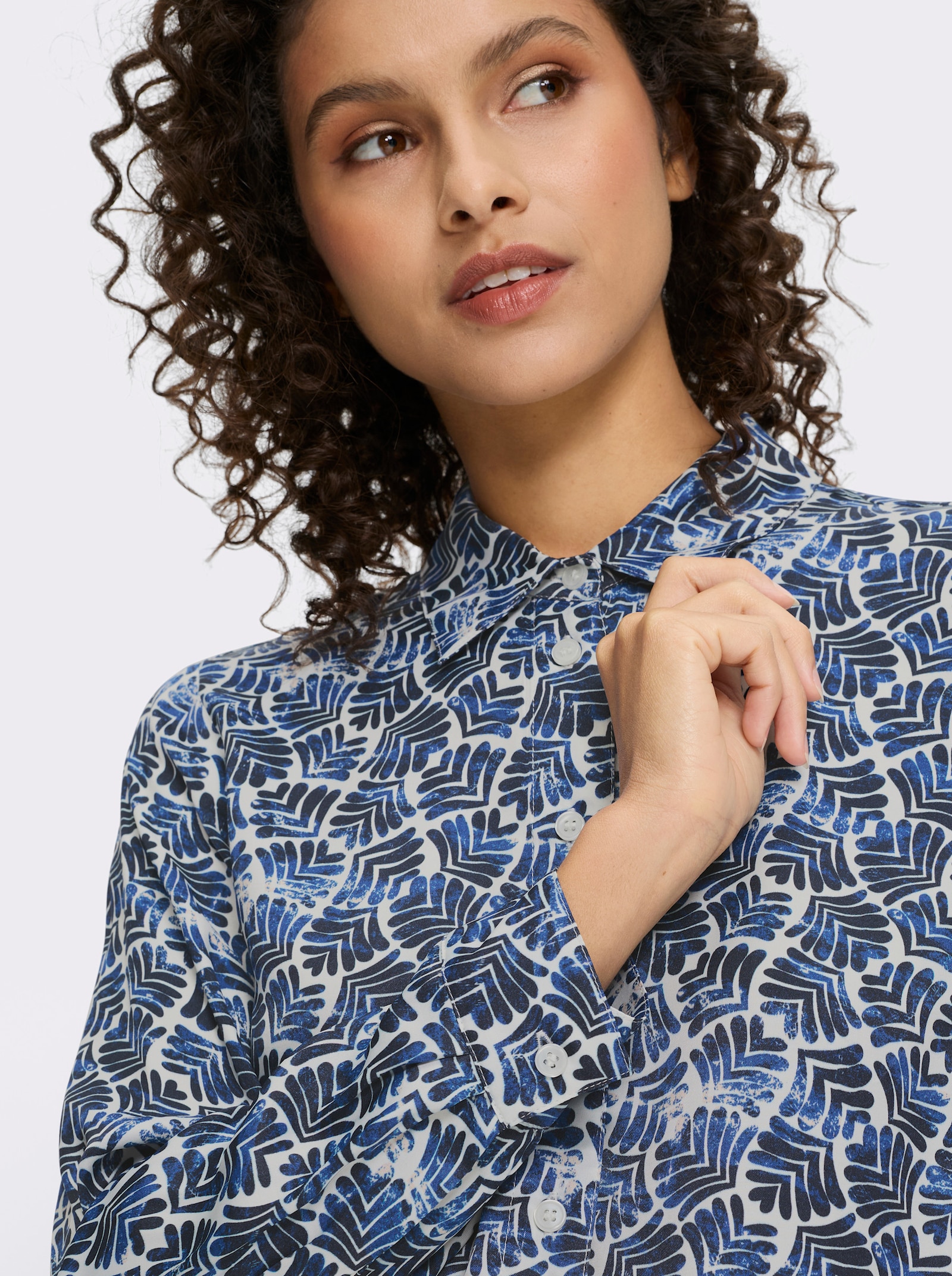 heine Druckbluse in Satin-Qualität - marine-ecru-bedruckt