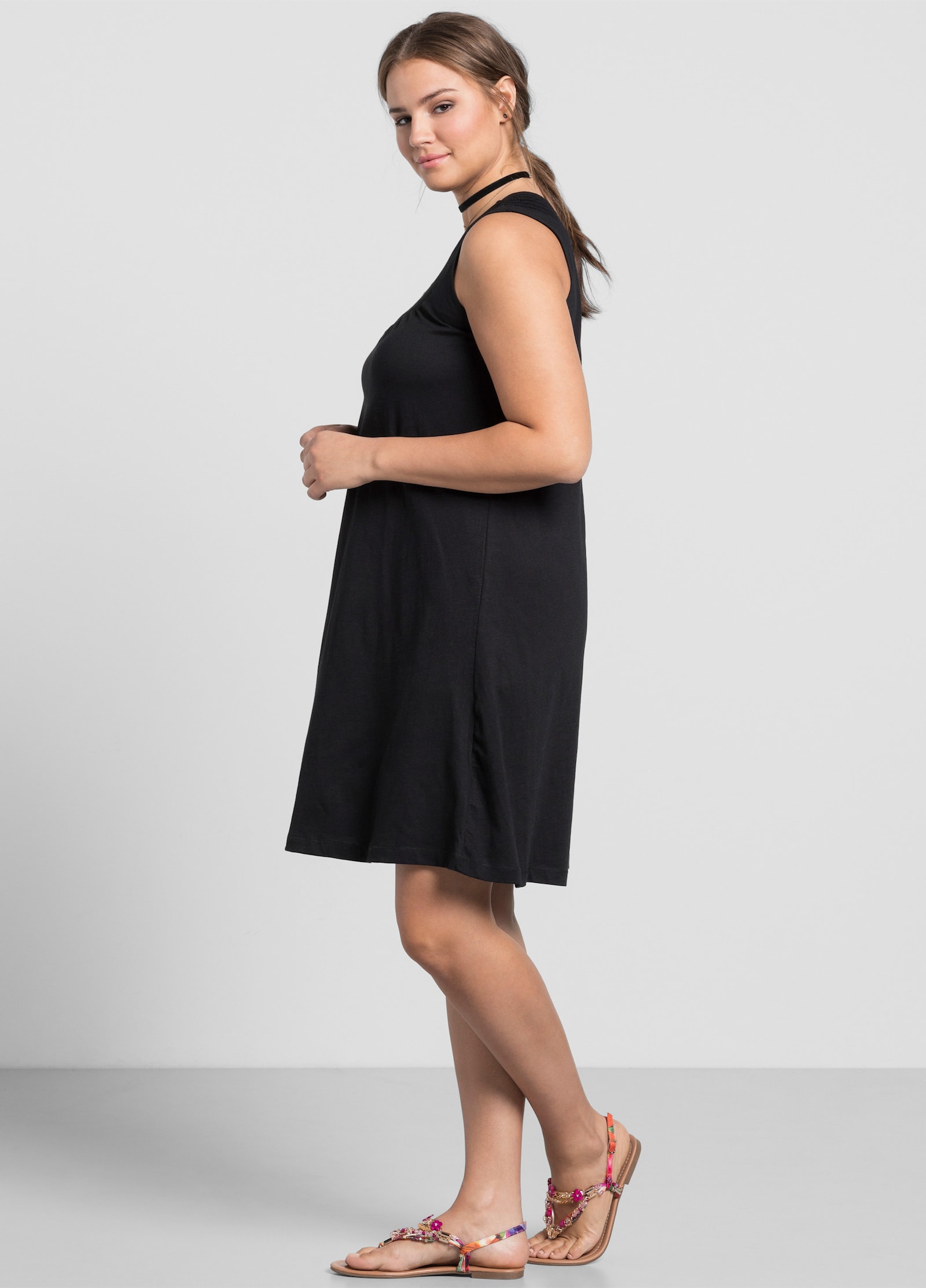 sheego Jerseykleid in weiter A-Linie, ärmellos - schwarz