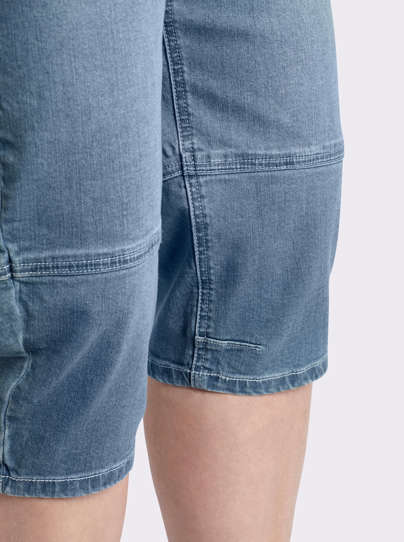 sheego Caprijeans in leichter Waschung - blue-bleached