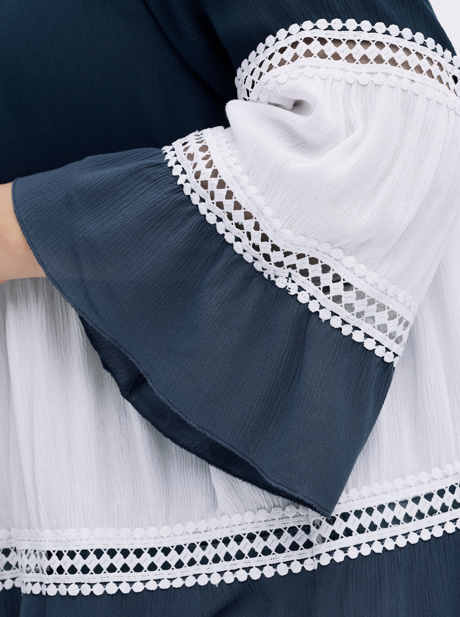 Crinklebluse mit Spitzen-Akzenten - dunkelblau-ecru-gemustert
