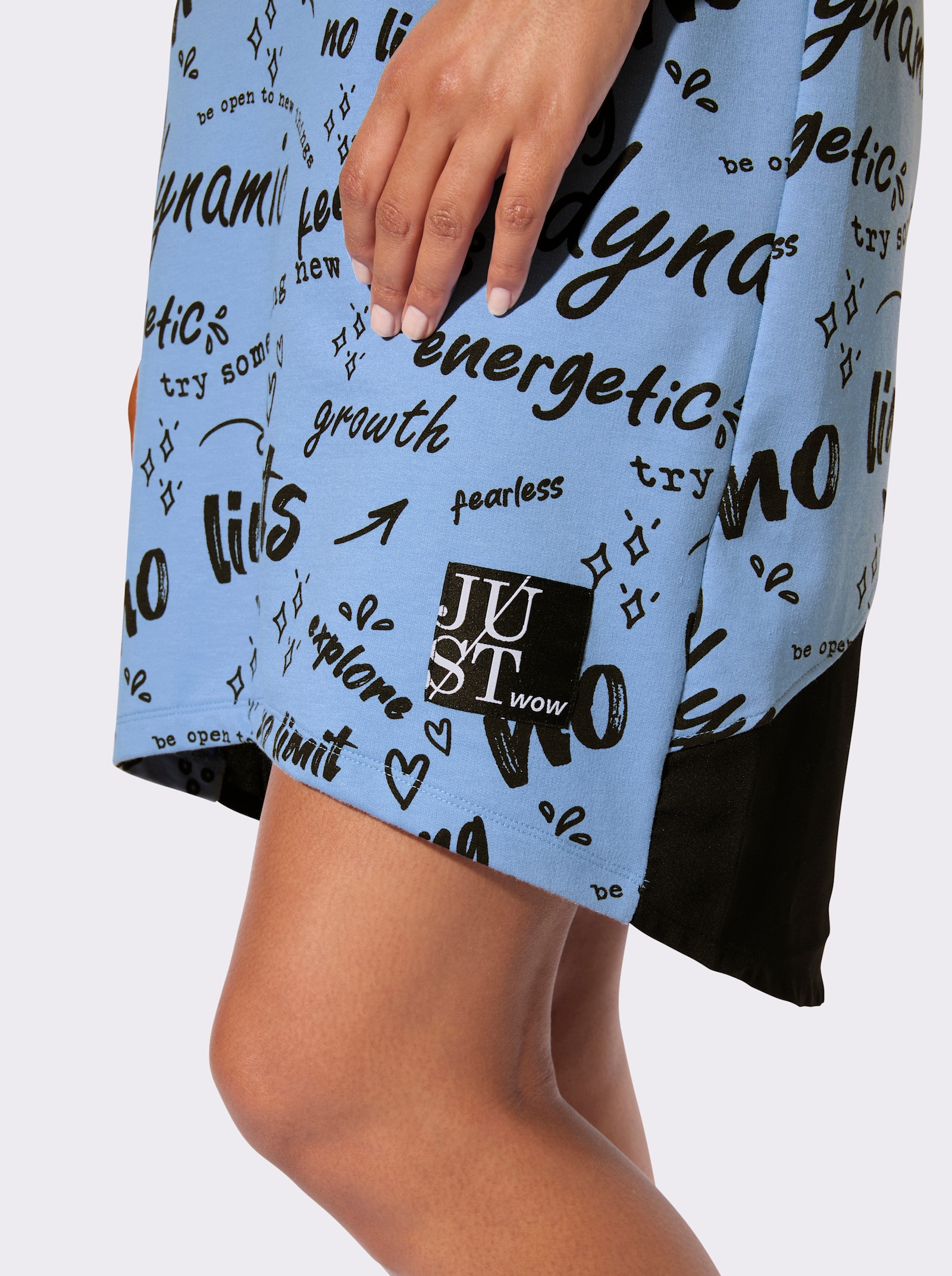 Hoodykleid mit Schriftzügen rundum - himmelblau-schwarz-bedruckt