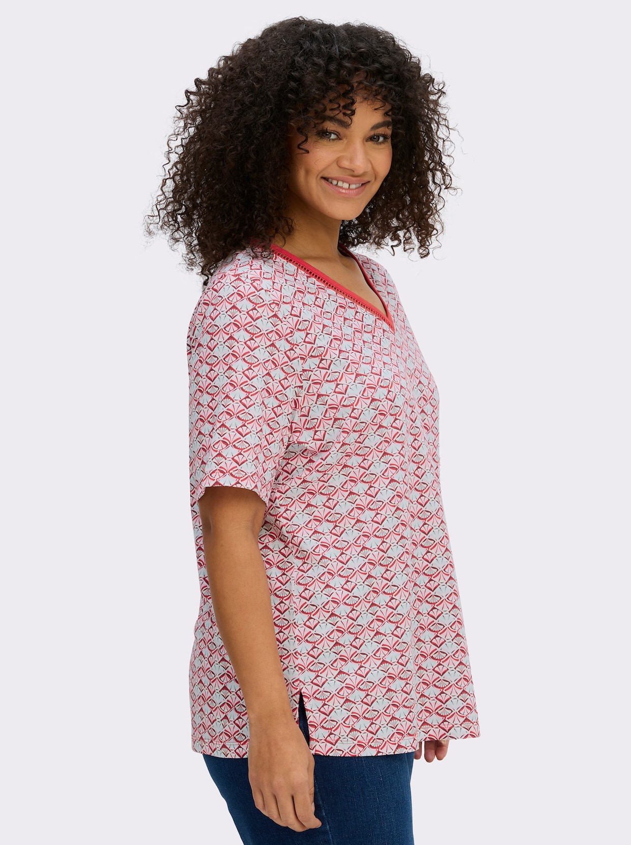 sheego V-Shirt mit Alloverdruck - koralle-bordeaux-bedruckt