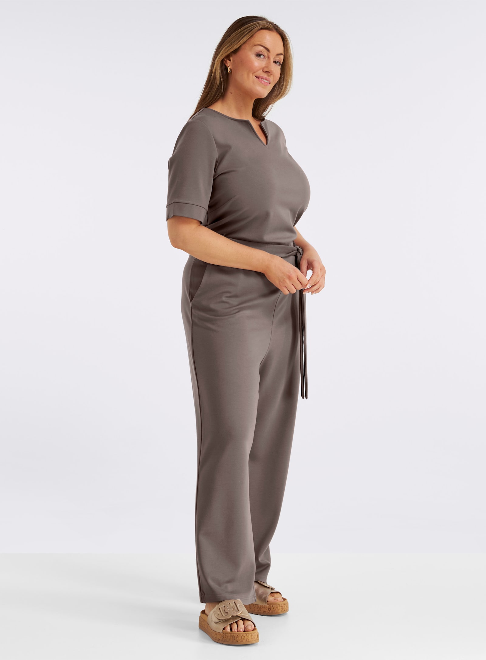 sheego Jumpsuit mit Bindegürtel - dunkeltaupe