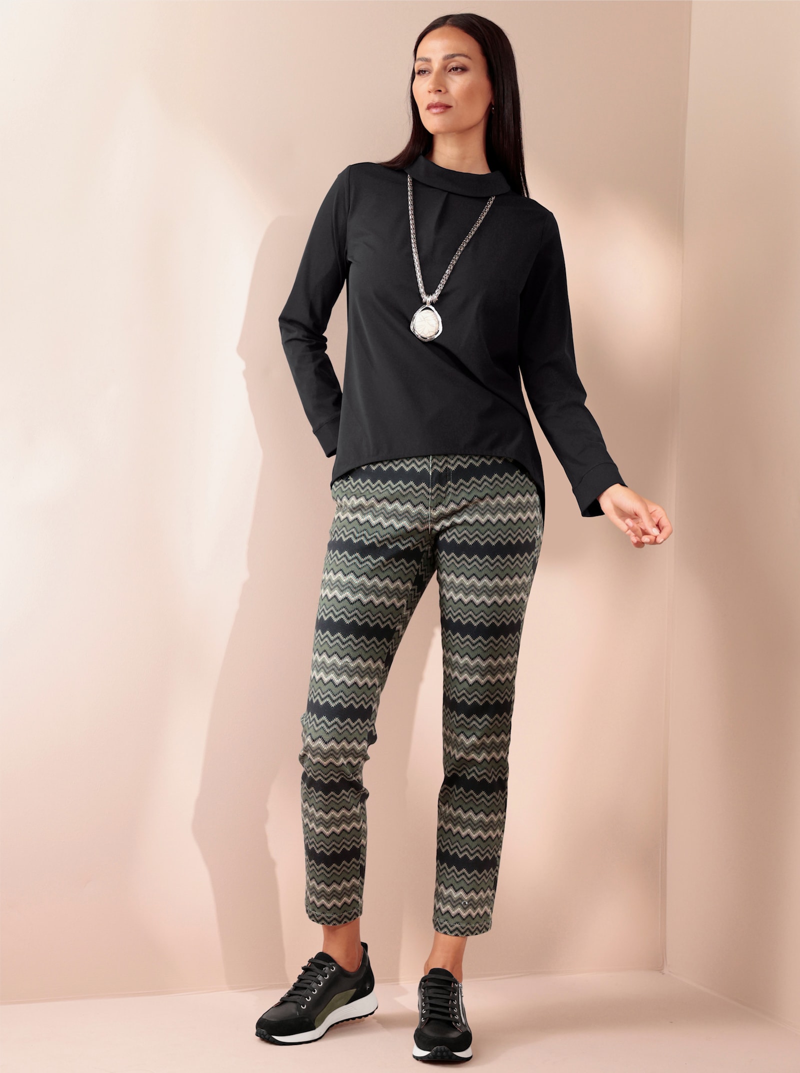 heine Baumwollhose mit Zick-Zack Muster - schwarz-khaki-bedruckt