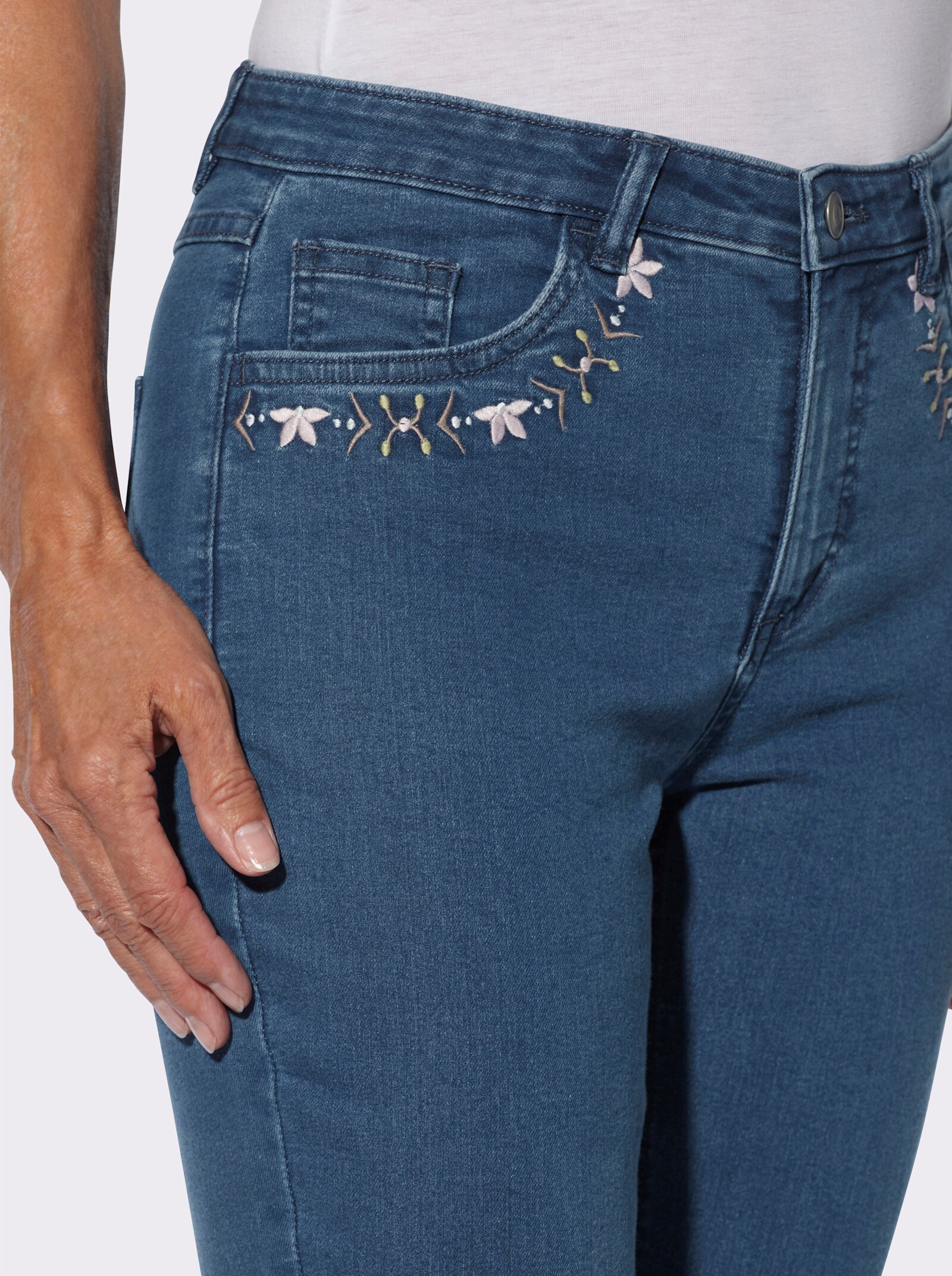 Jeans mit Stickerei an den Taschen - blue-stone-washed