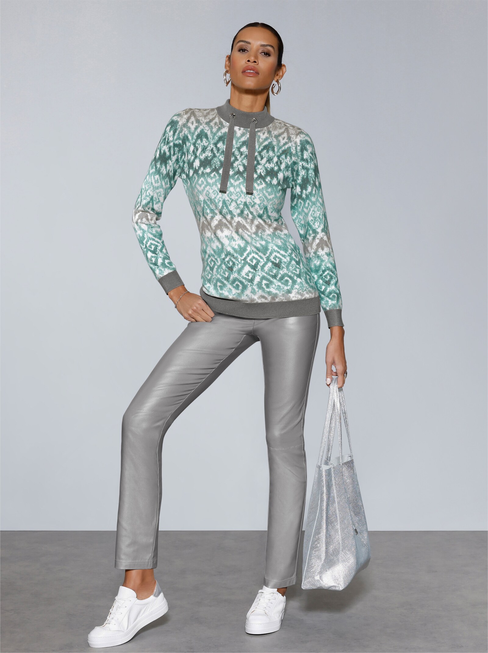 Stehkragenpullover mit Bindebändern - ecru-grau-bedruckt