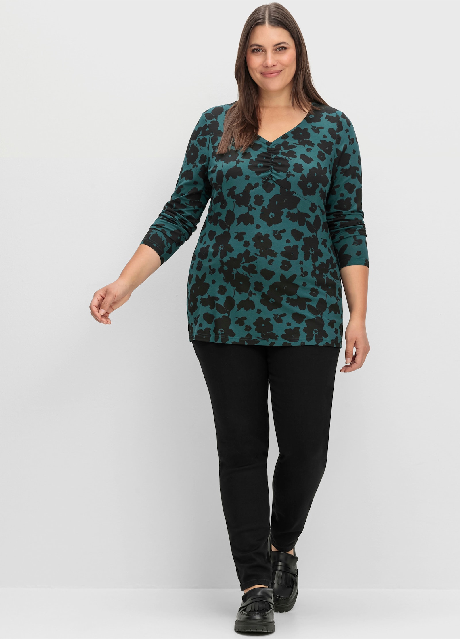 sheego Langarmshirt mit gerafftem V-Ausschnitt - tiefgrün-gemustert