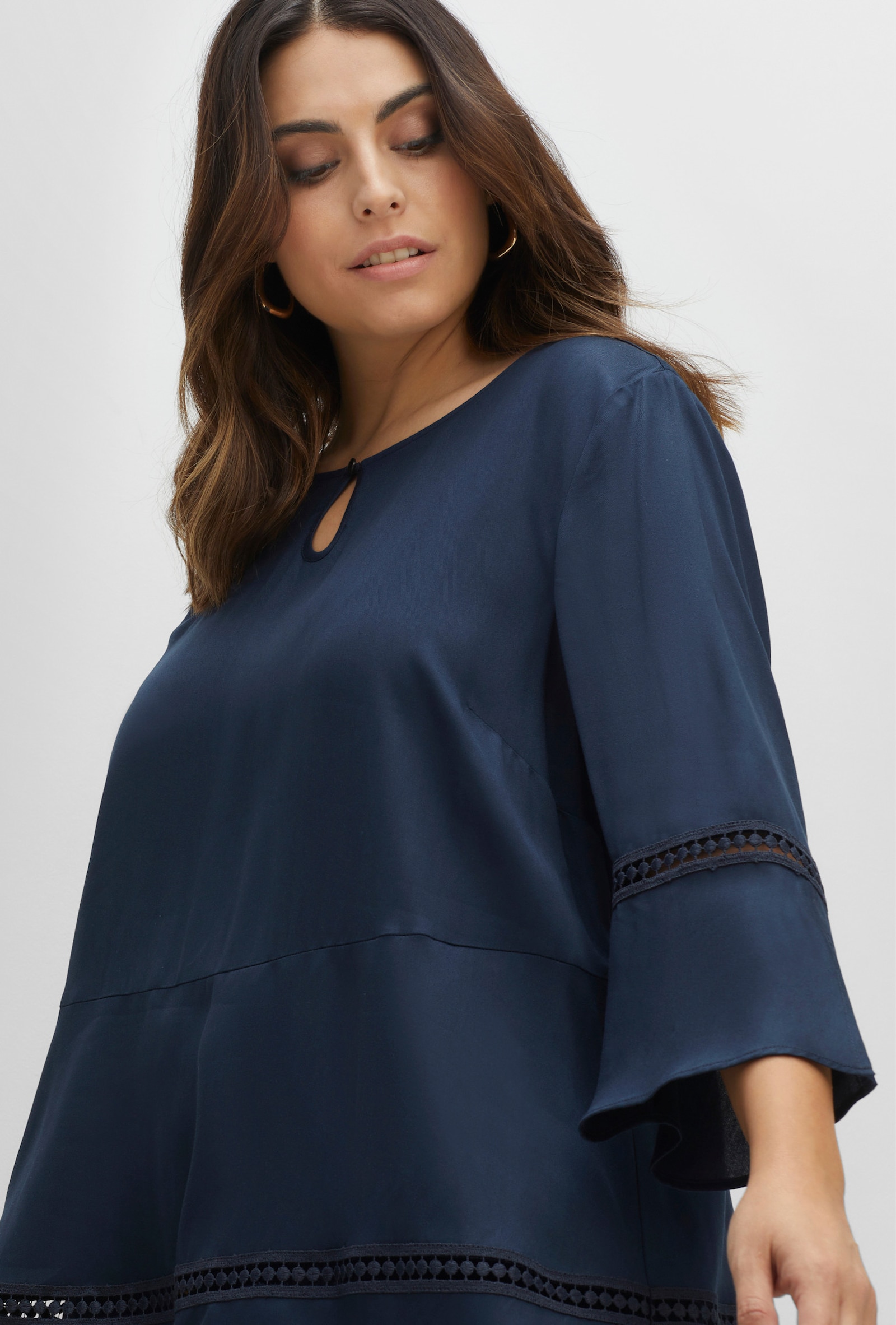 sheego Tunika mit Lochmusterdetails, in A-Linie - nachtblau