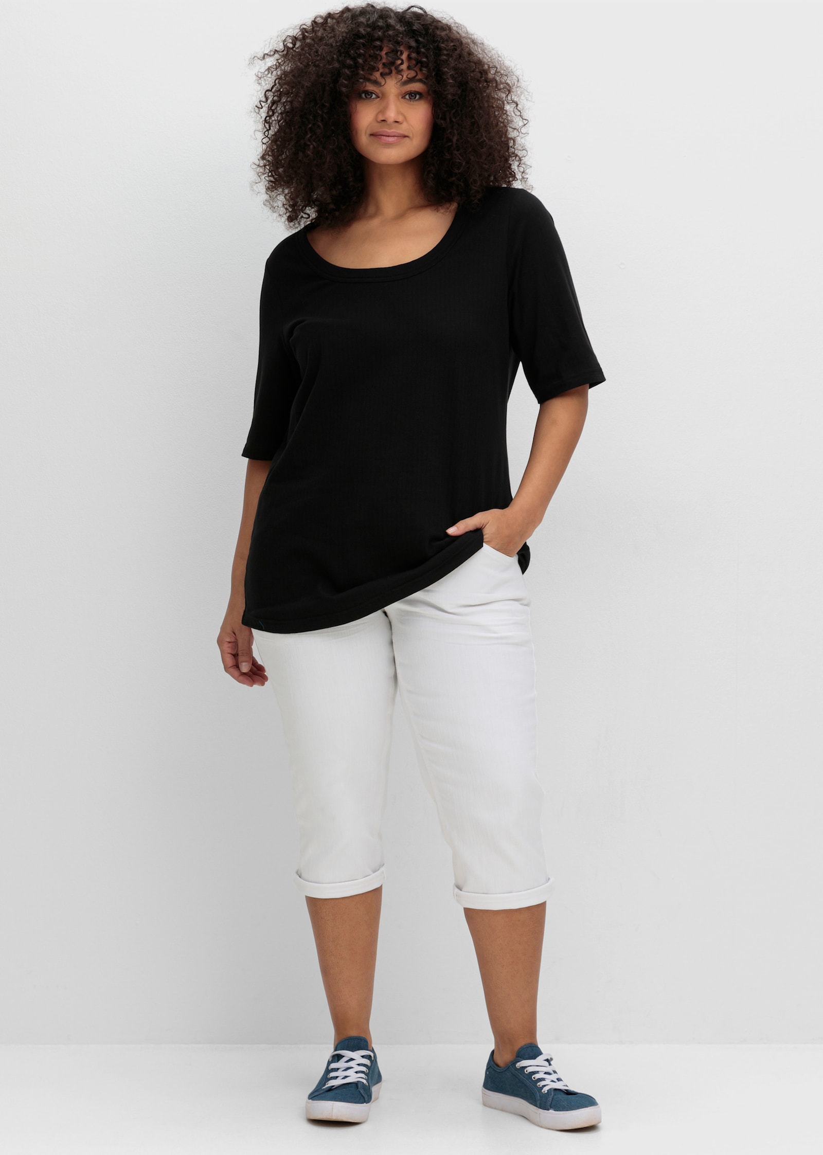 sheego Rippshirt mit weitem Rundhalsausschnitt - schwarz