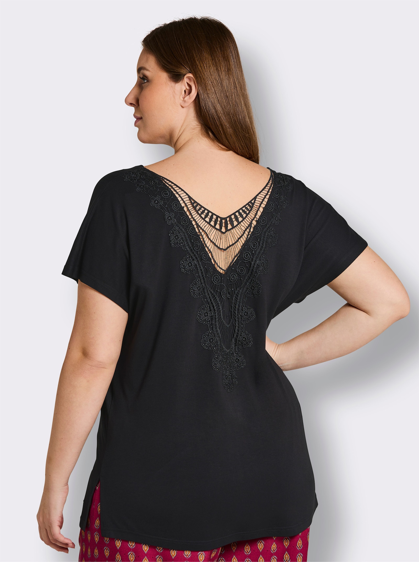 sheego Shirt mit gehäkelter Spitze hinten - schwarz