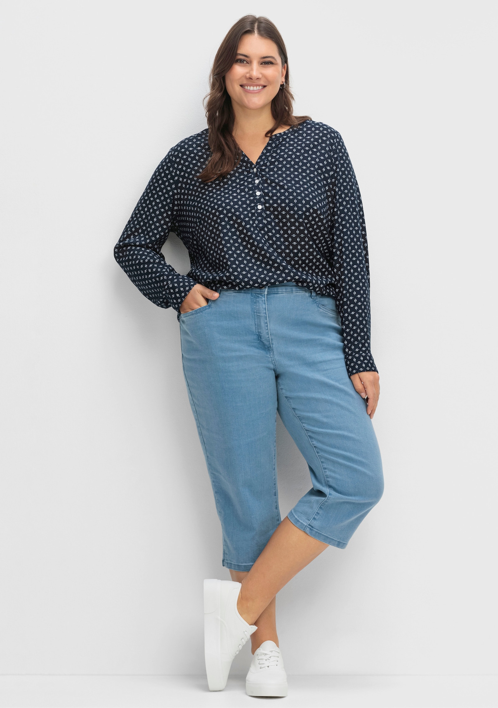 Caprijeans mit glitzerndem Katzenmotiv - blue-bleached