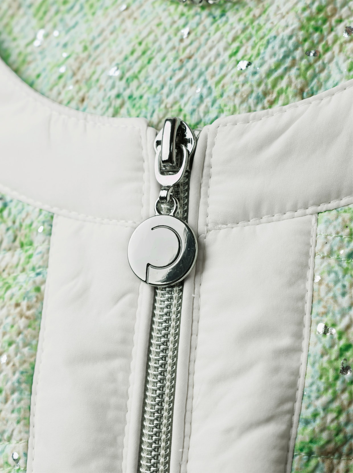 CREATION L PREMIUM Daunenjacke mit horizontalem Steppmuster - reseda-ecru-bedruckt