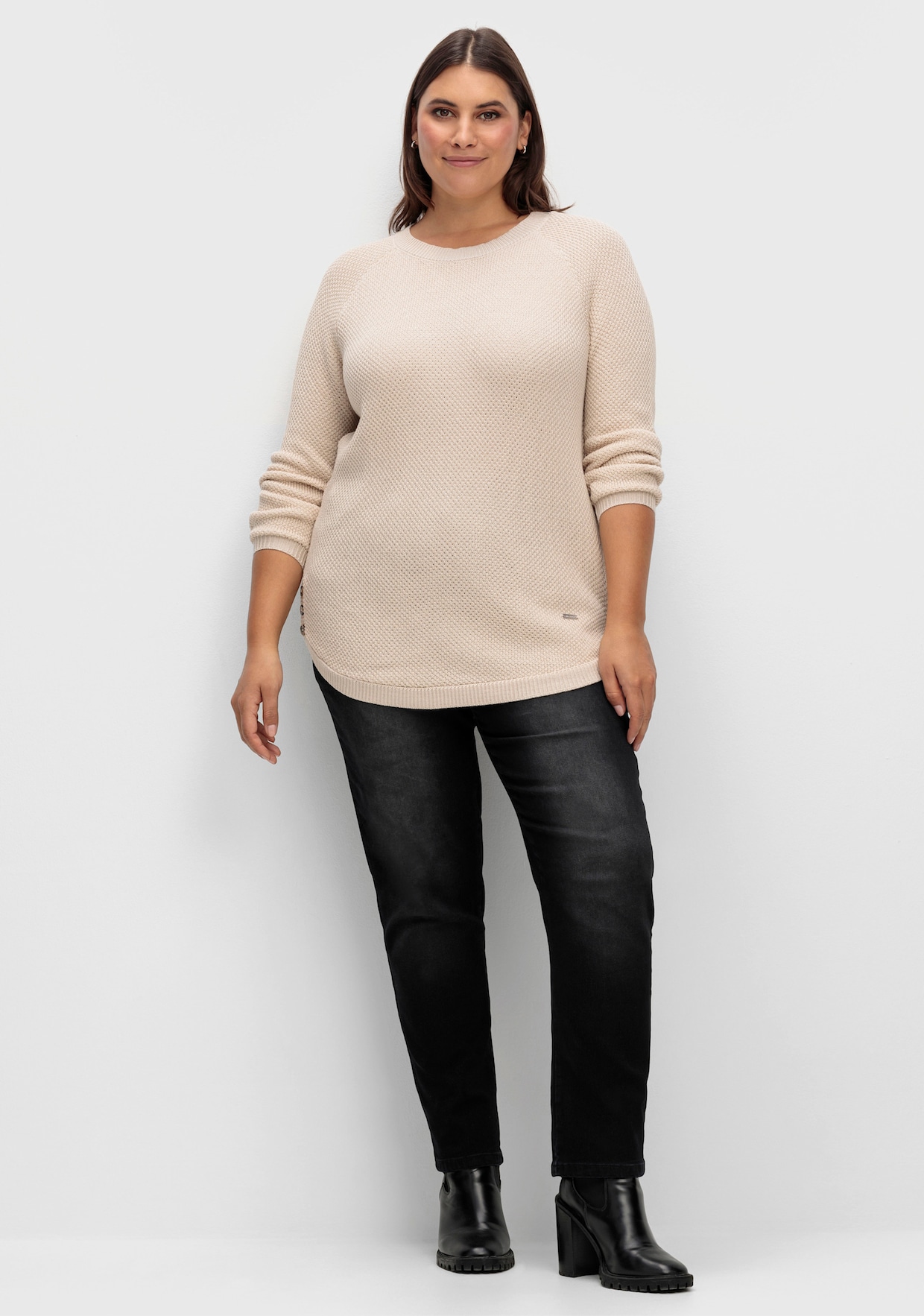 Rundhalspullover mit abgerundetem Saum - elfenbein