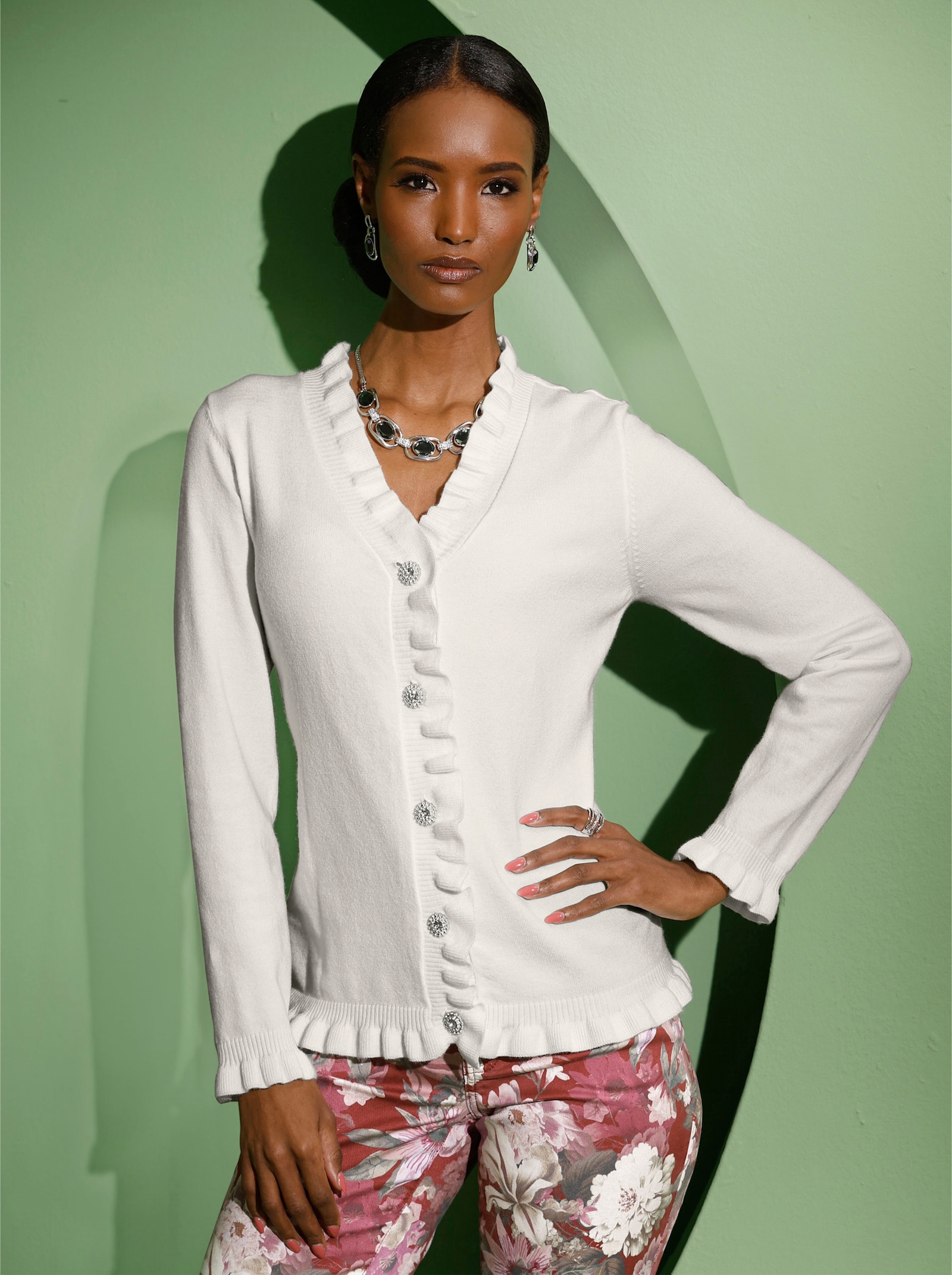 Strickjacke mit Rüschen-Verzierung - ecru